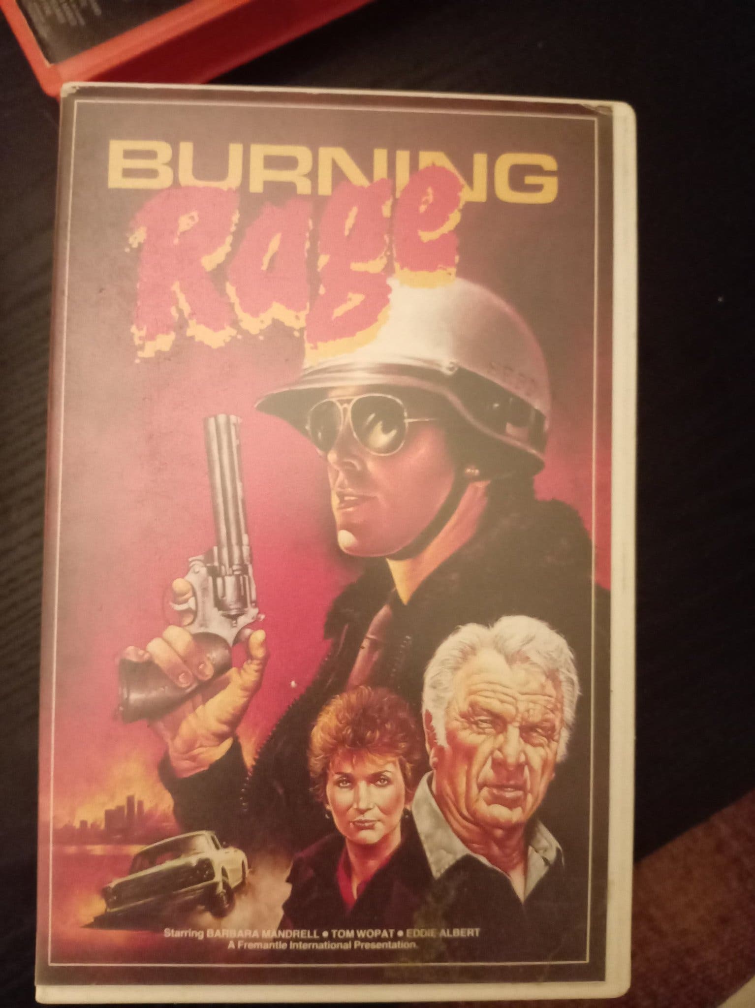 Se produkter som liknar Burning Rage VHS Udda Action på Tradera (720081630)