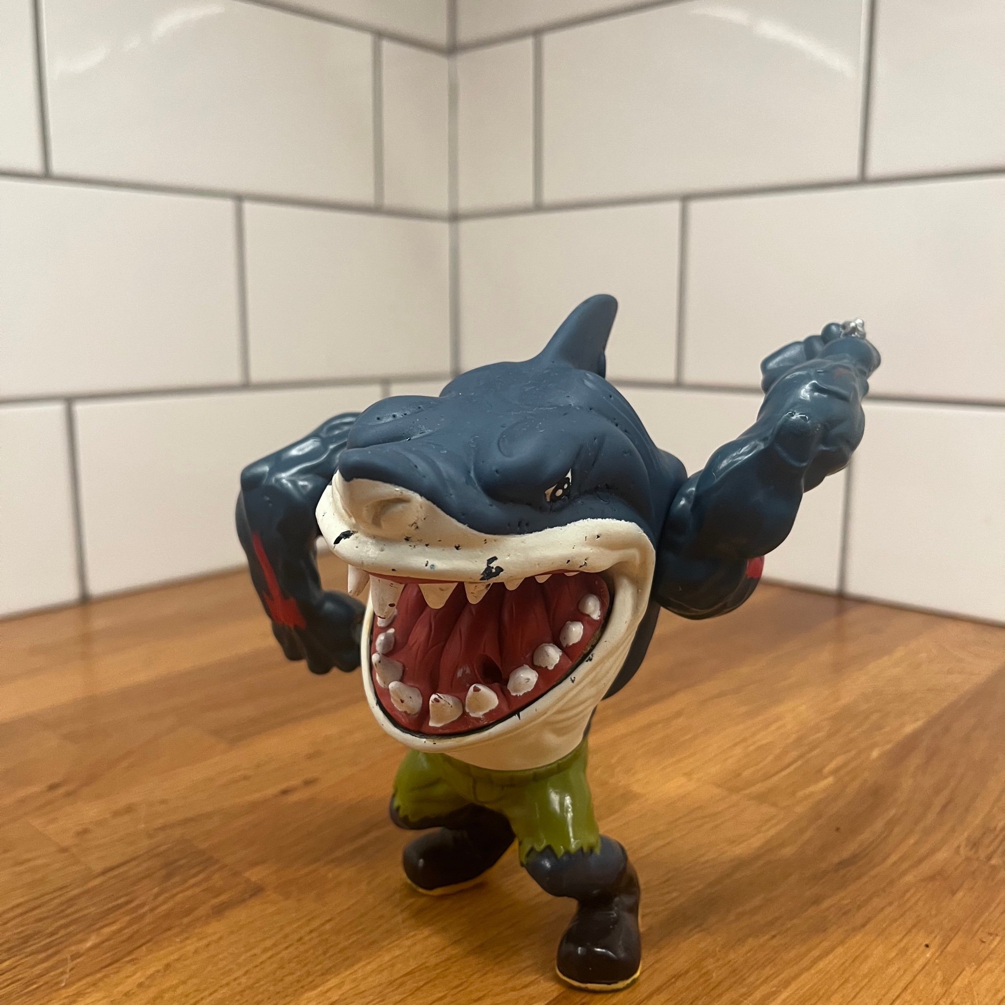 Se produkter som liknar STREET SHARKS - RAVENOUS RIPS.. på Tradera ...