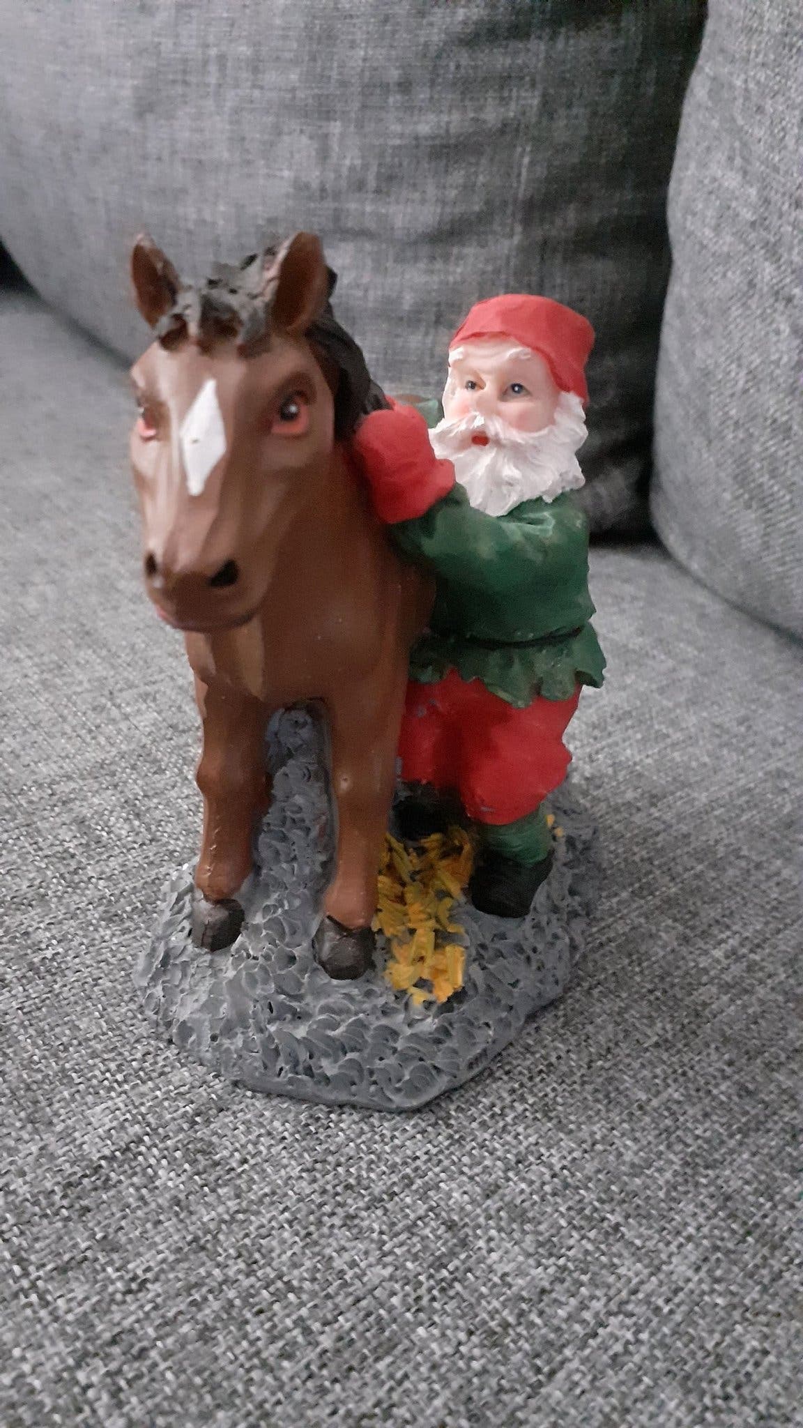 Se produkter som liknar Tomte med häst.Fräscht skick. på Tradera ...