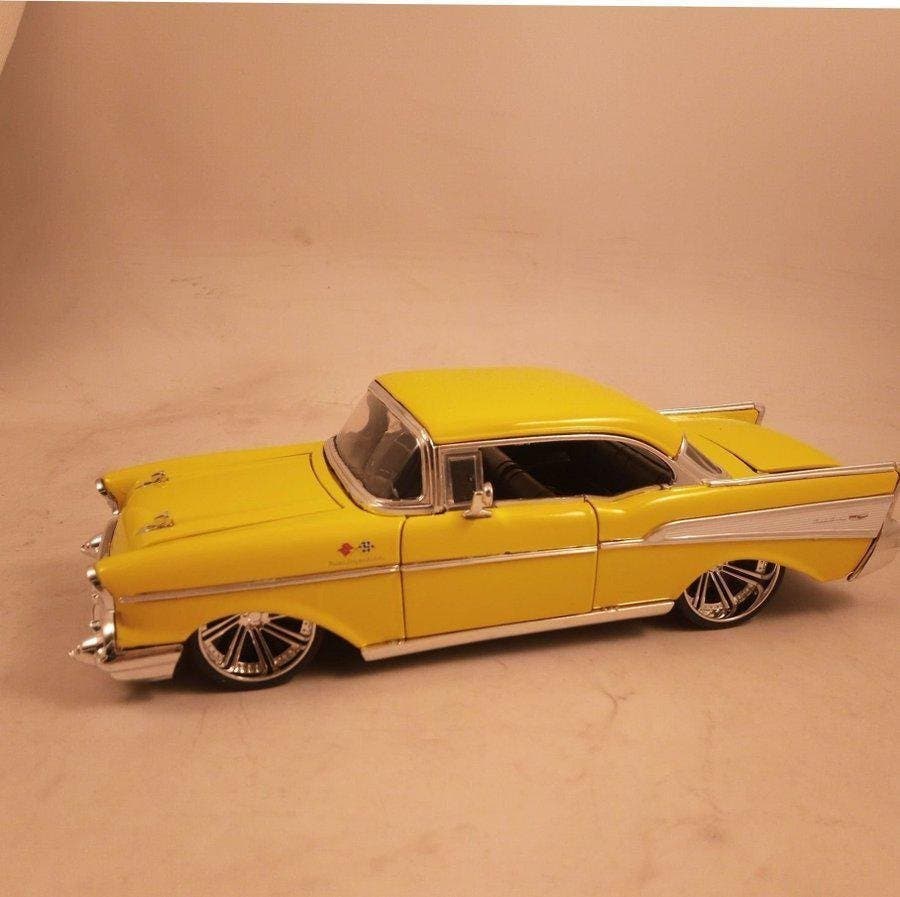 Chevrolet Bel Air 1957 in yellow, scale 1/24