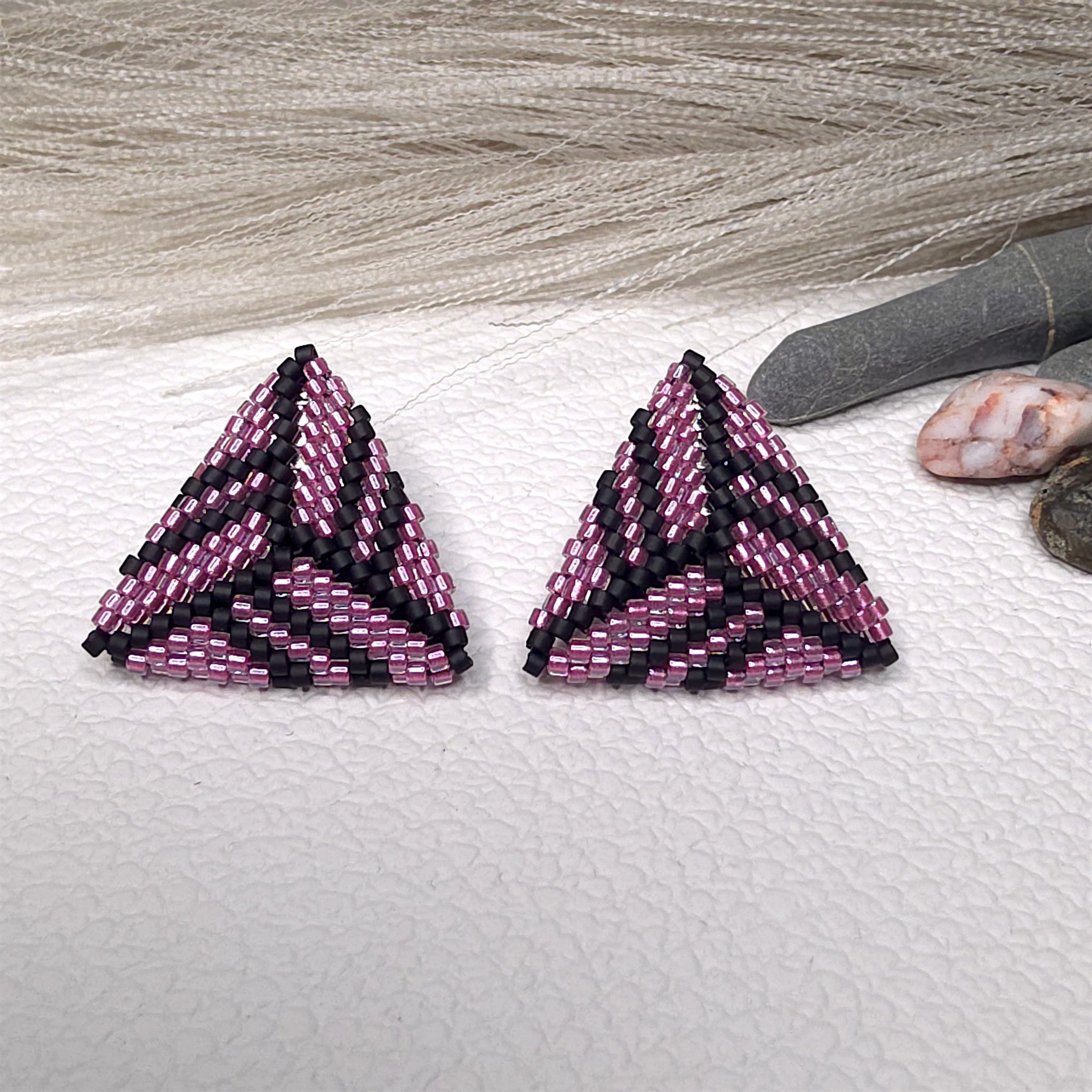 Handgjorda trekantiga pärlörhängen – Rosa & Svart