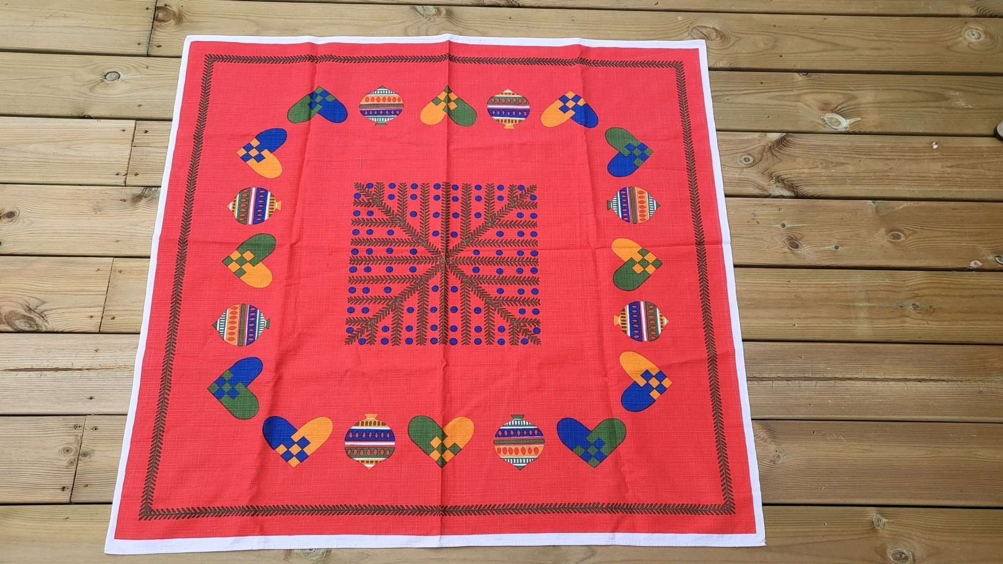 Retro JUL duk RÖD vit blå gul grön julkulor hjä.. Köp på Tradera