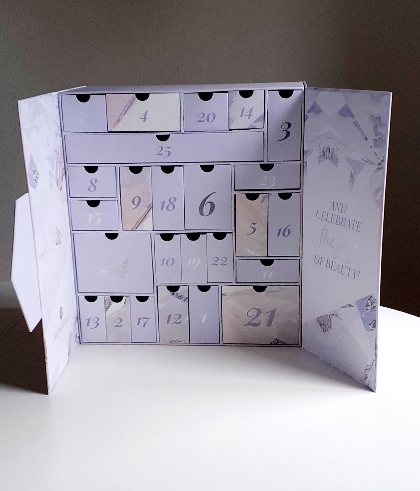 Adventskalender kalender glossybox  Köp på Tradera (611905378)
