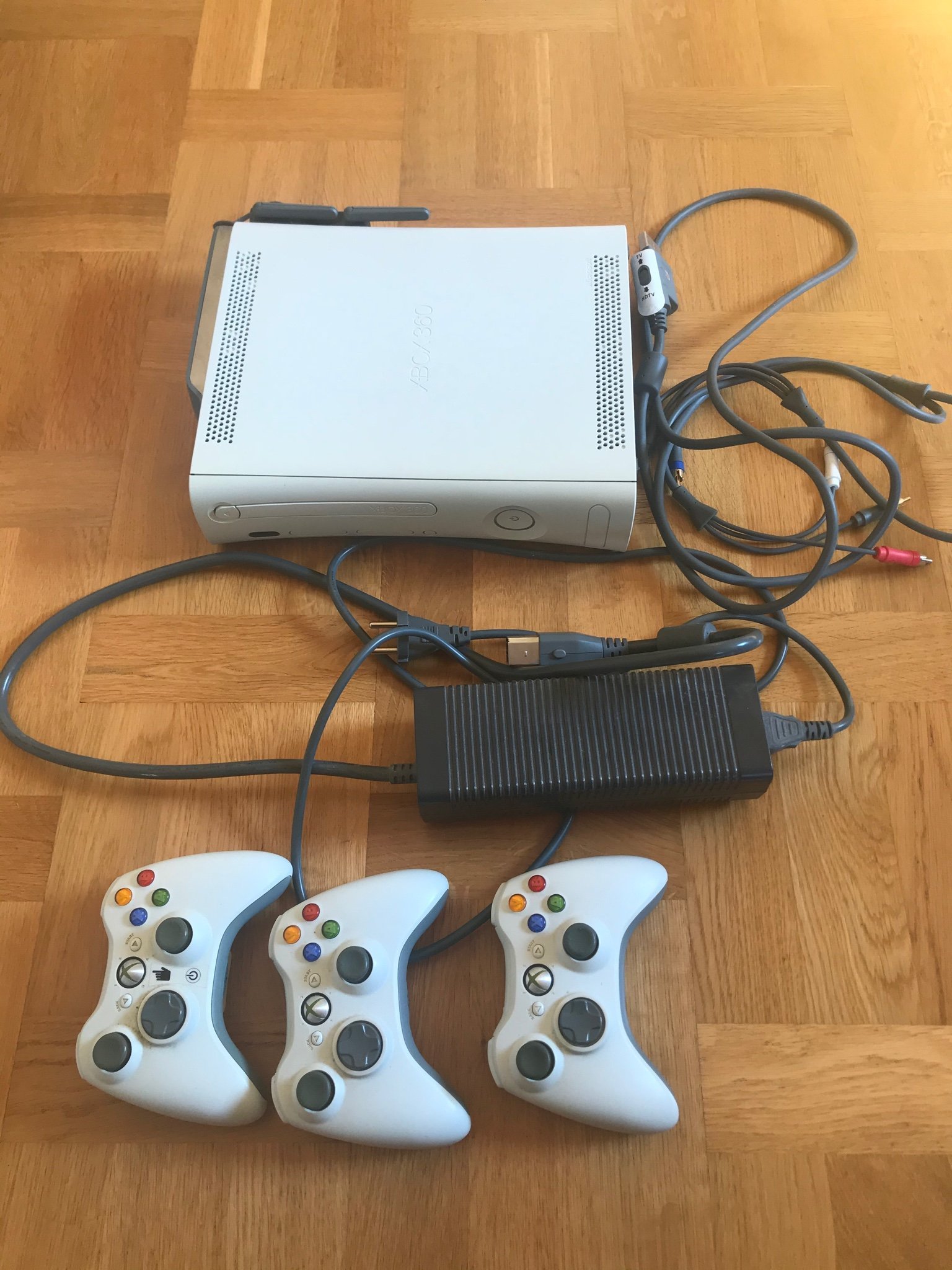 Xbox 360 Arcade Med 3 Kontroller Och Wifi Adapter 413156139 K p P 