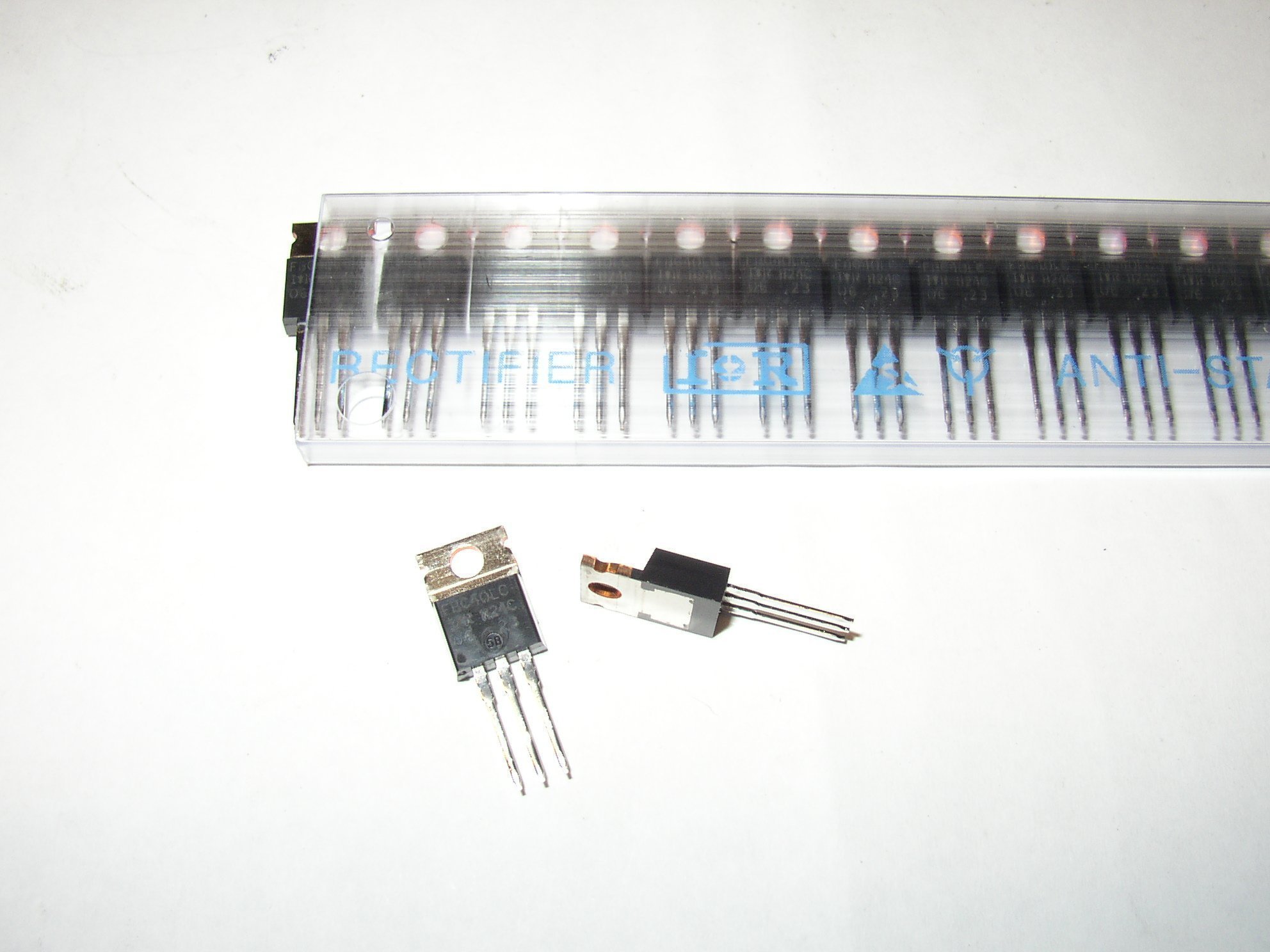 Transistorer IRFBC40LC HEXFETR POWER MOSFET 50.. (410810836) ᐈ Köp på