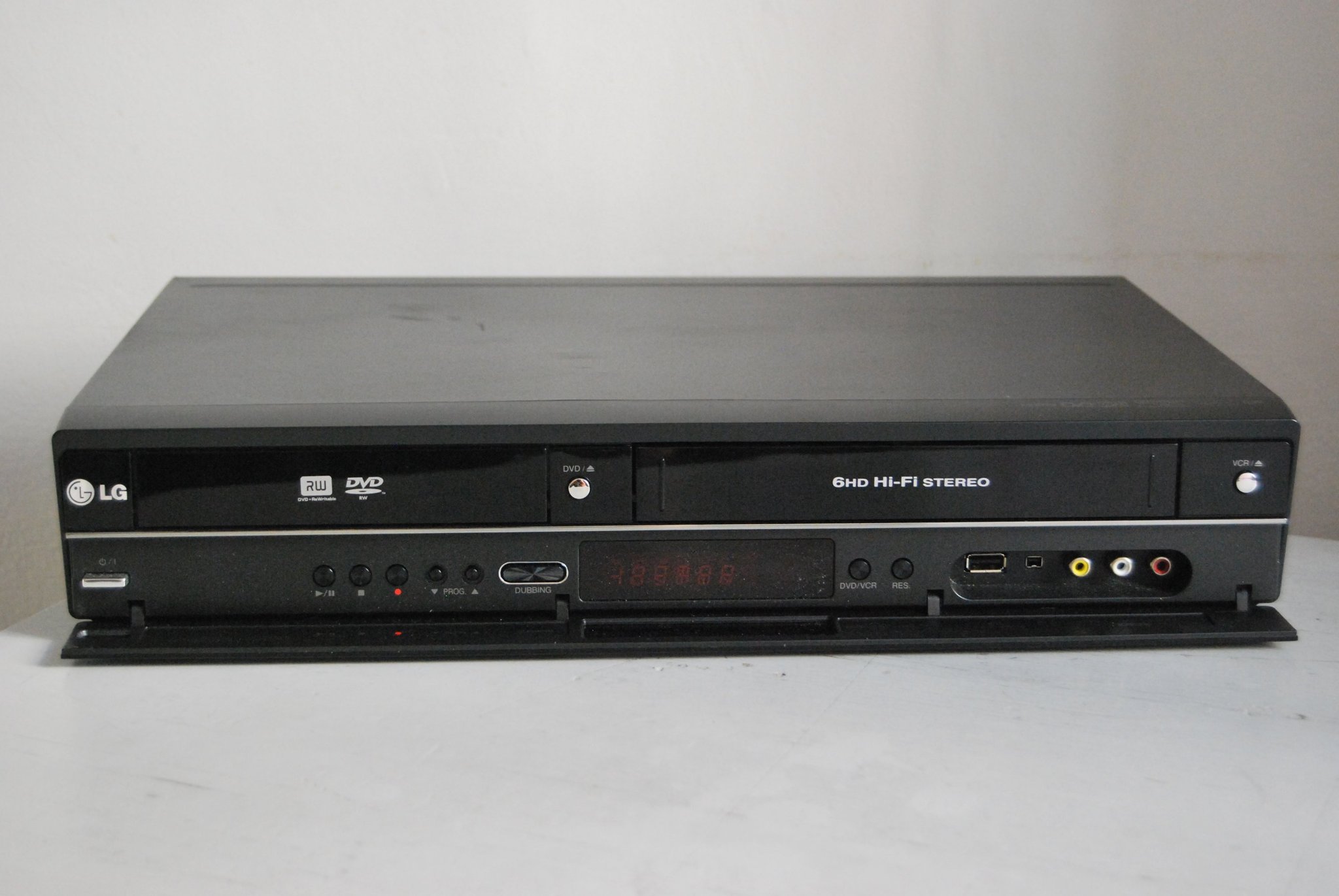 Se produkter som liknar LG RCT699H VHSspelare med HD.. på Tradera