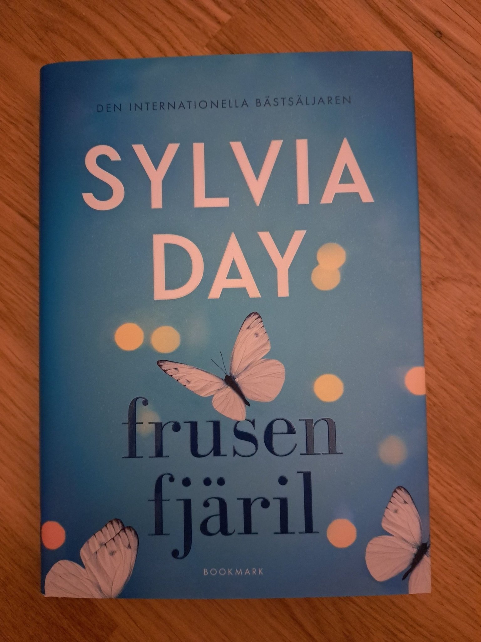 Bok inbunden Frusen fjäril av Sylvia Day | Köp på Tradera (592402127)