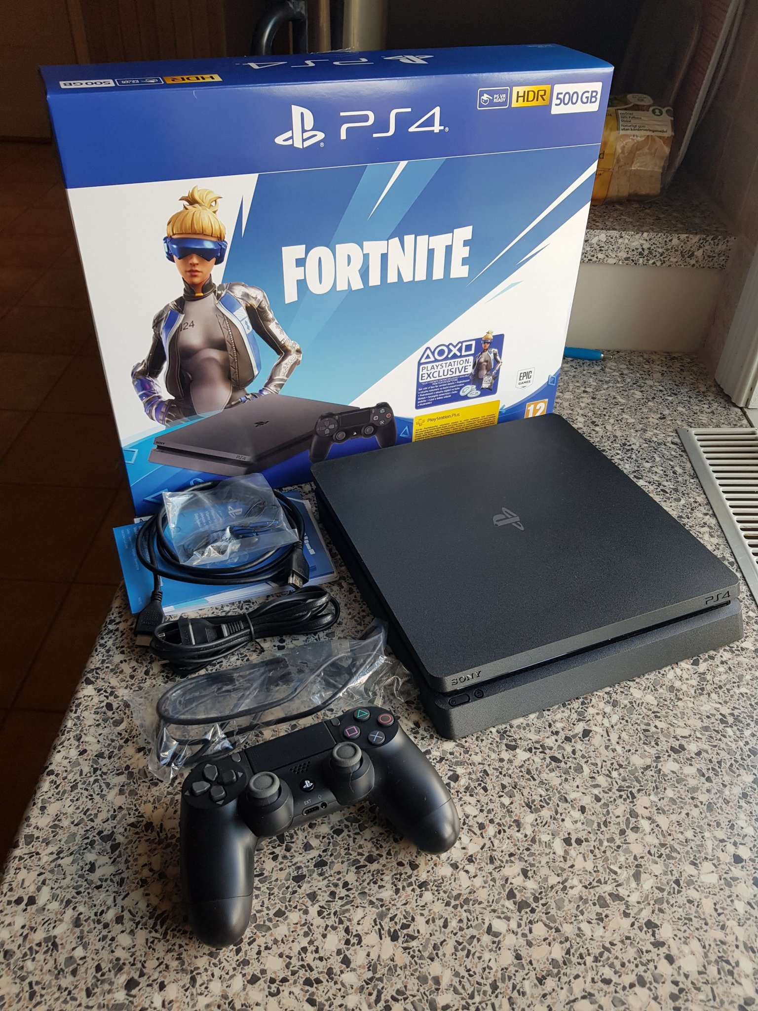 PS4 slim, 500GB konsol med en Fortnite Bundle .. (391863945) ᐈ Köp på