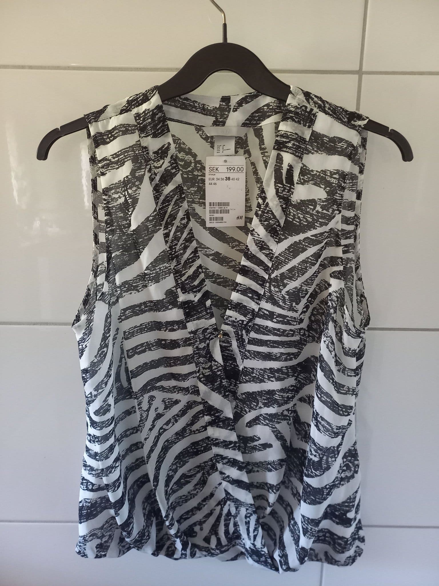 H&M vit/svart blus, storlek 38