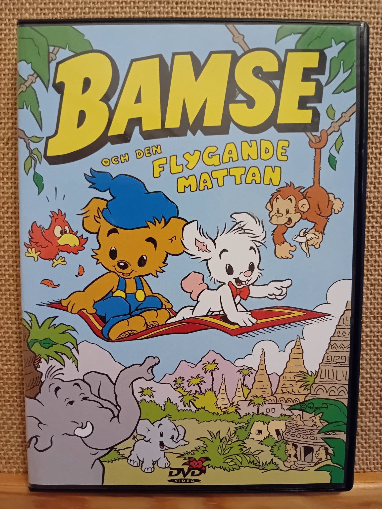 Bamse Och Den Flygande Mattan DVD K p P Tradera 720654995 bamse-och-den-flygande-mattan-dvd-k-p-p-tradera-720654995