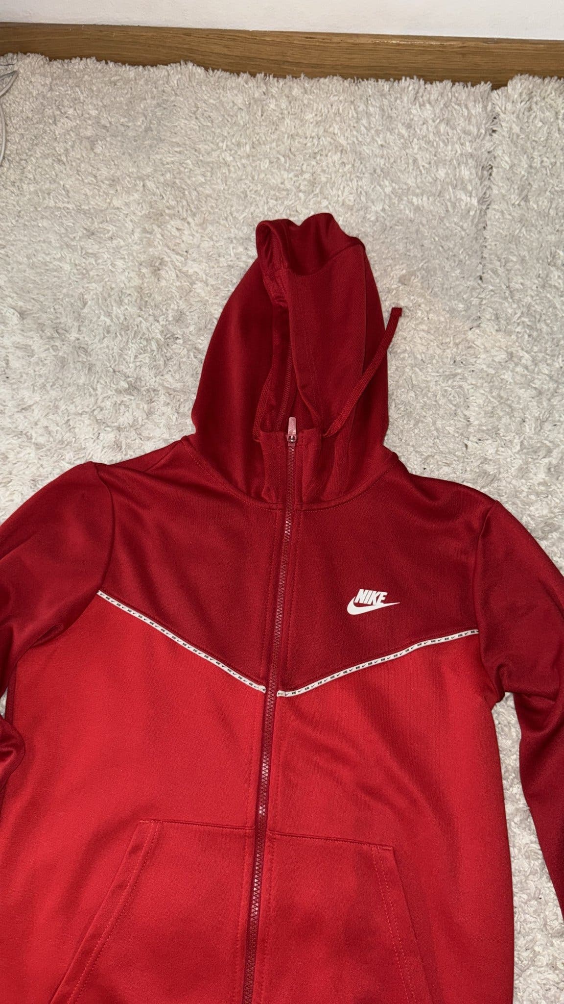 Se produkter som liknar Rött Nike Träningsset på Tradera (698009417)