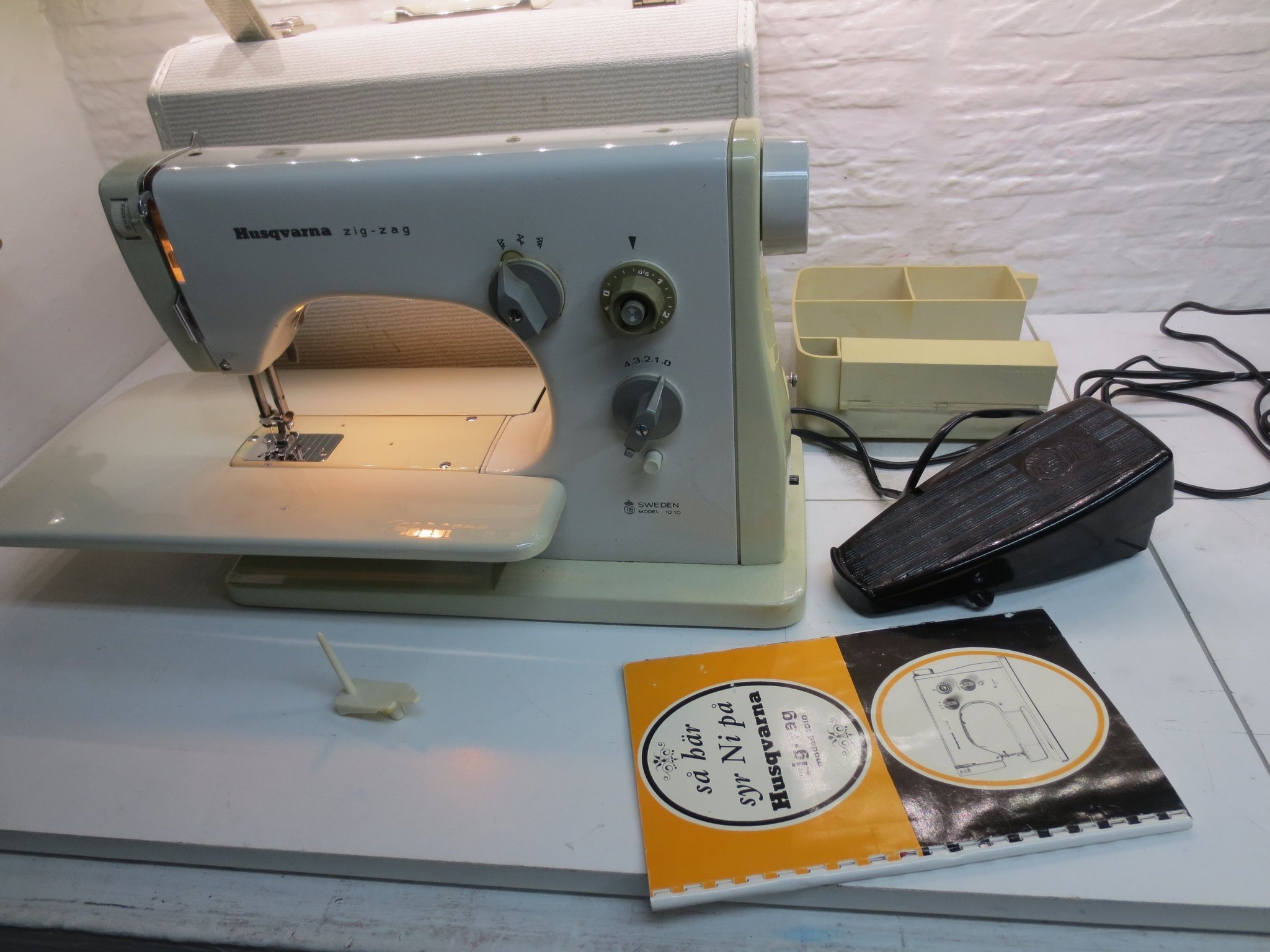 Husqvarna ZigZag Symaskin. Köp på Tradera (616605888)