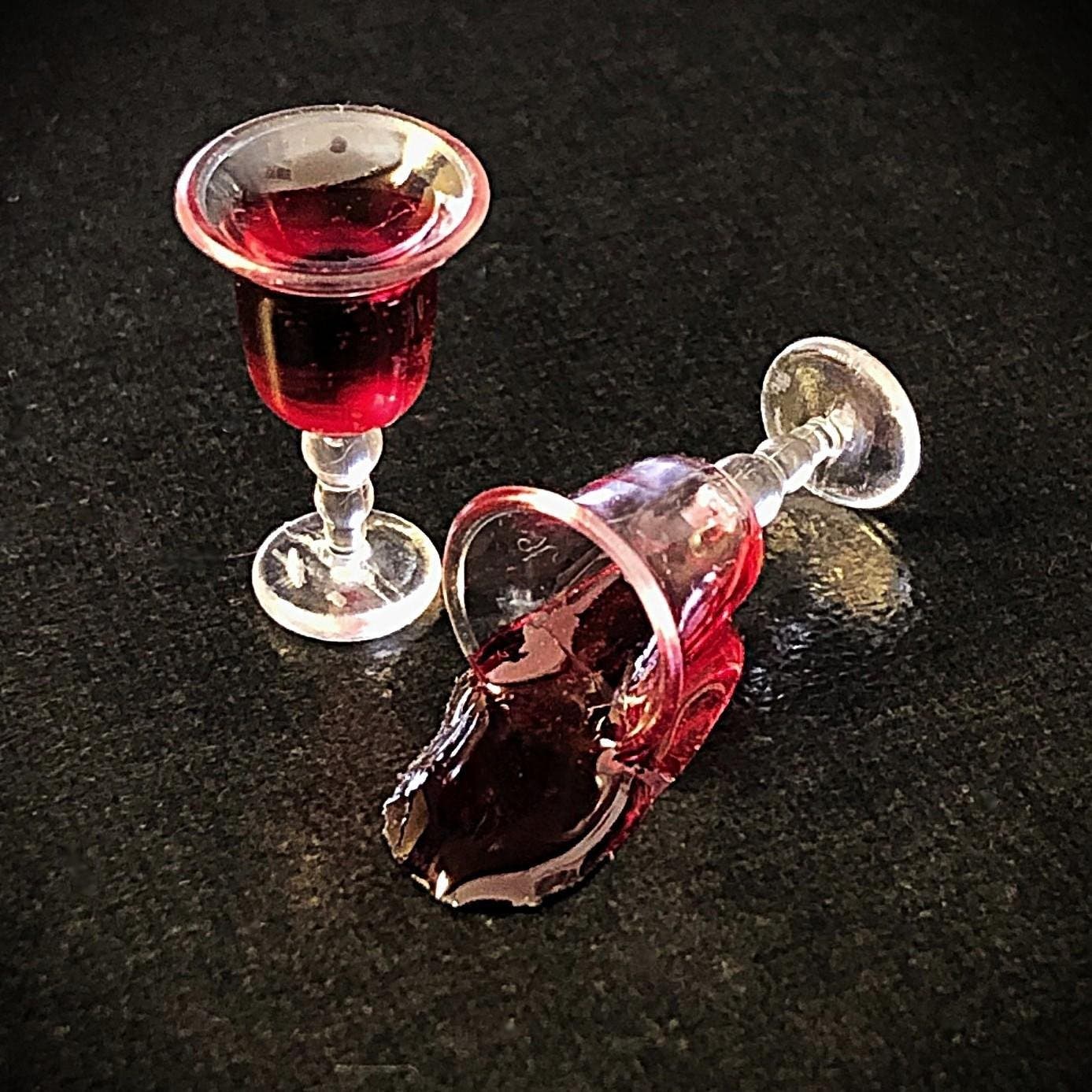 Se produkter som liknar Miniatyr 2 x glas rött vin va.. på Tradera ...