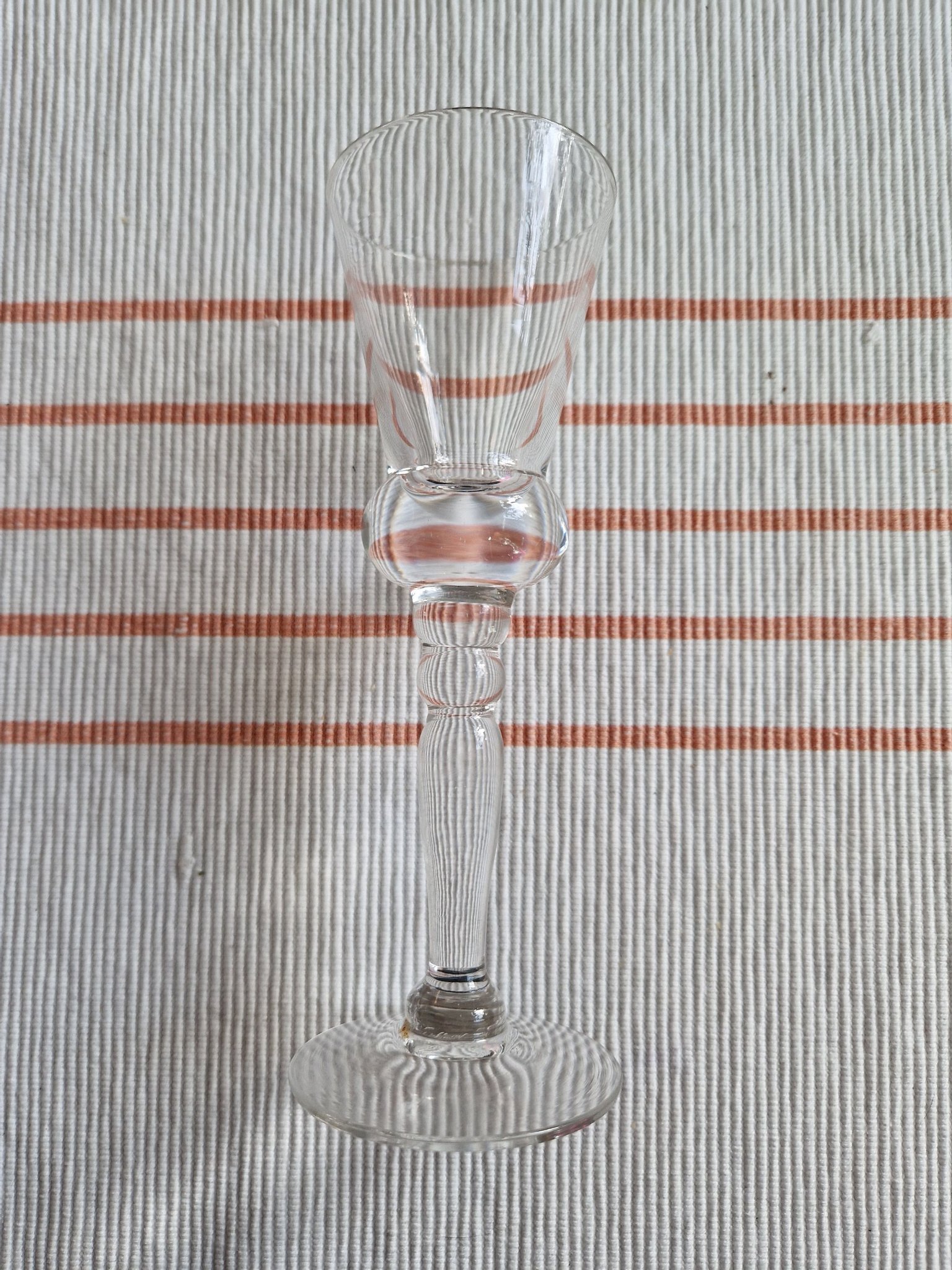 Snapsglas på hög fot