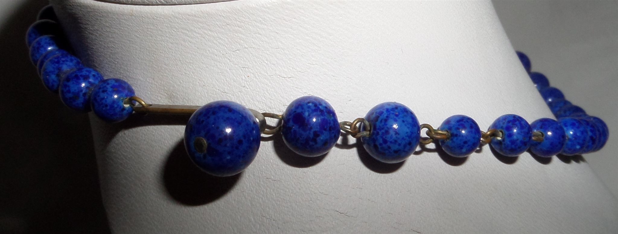 Gammal dosierad halsband med runda stenar i LapisLazuli. på ...