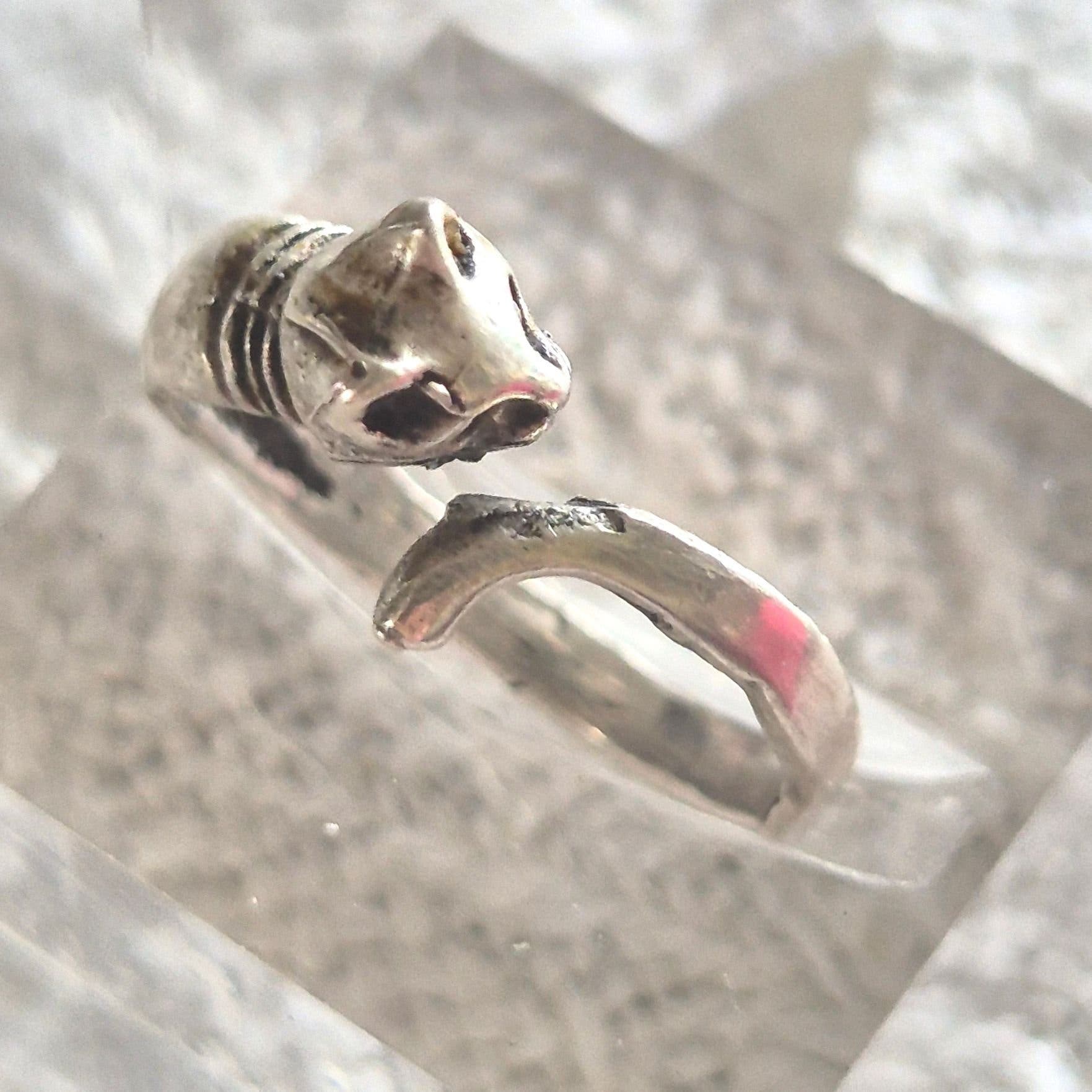 Vintage silverring med patina som behöver poleras