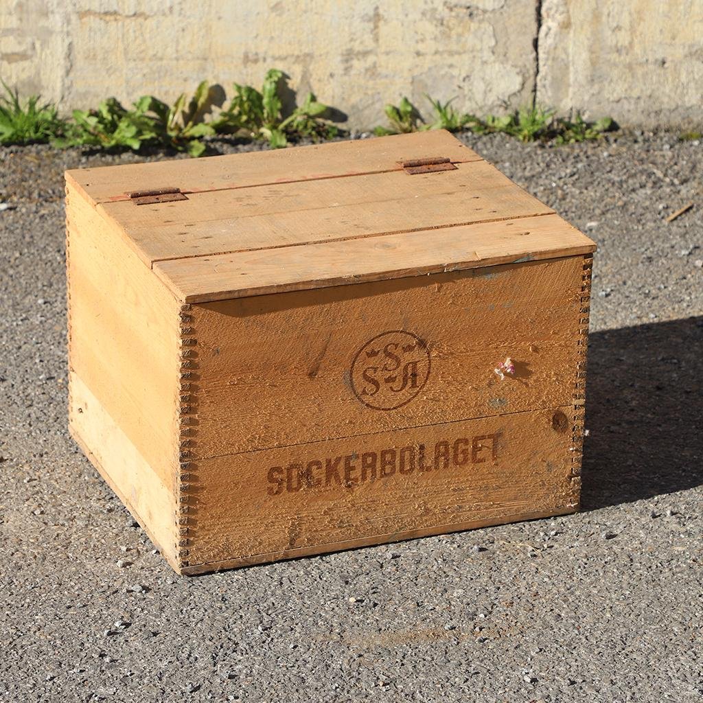 Låda med lock i trä - Trälåda.. | Köp från Auktionsbyra på Tradera ...