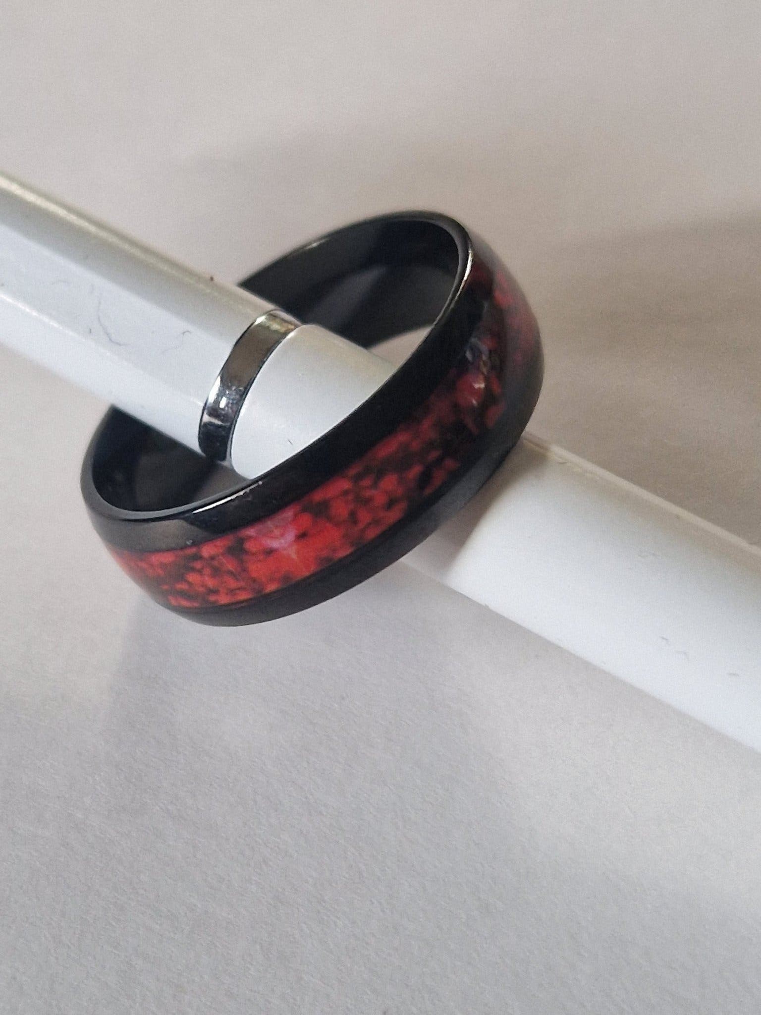 Se produkter som liknar Svart Ring med Röd Inläggning på Tradera ...