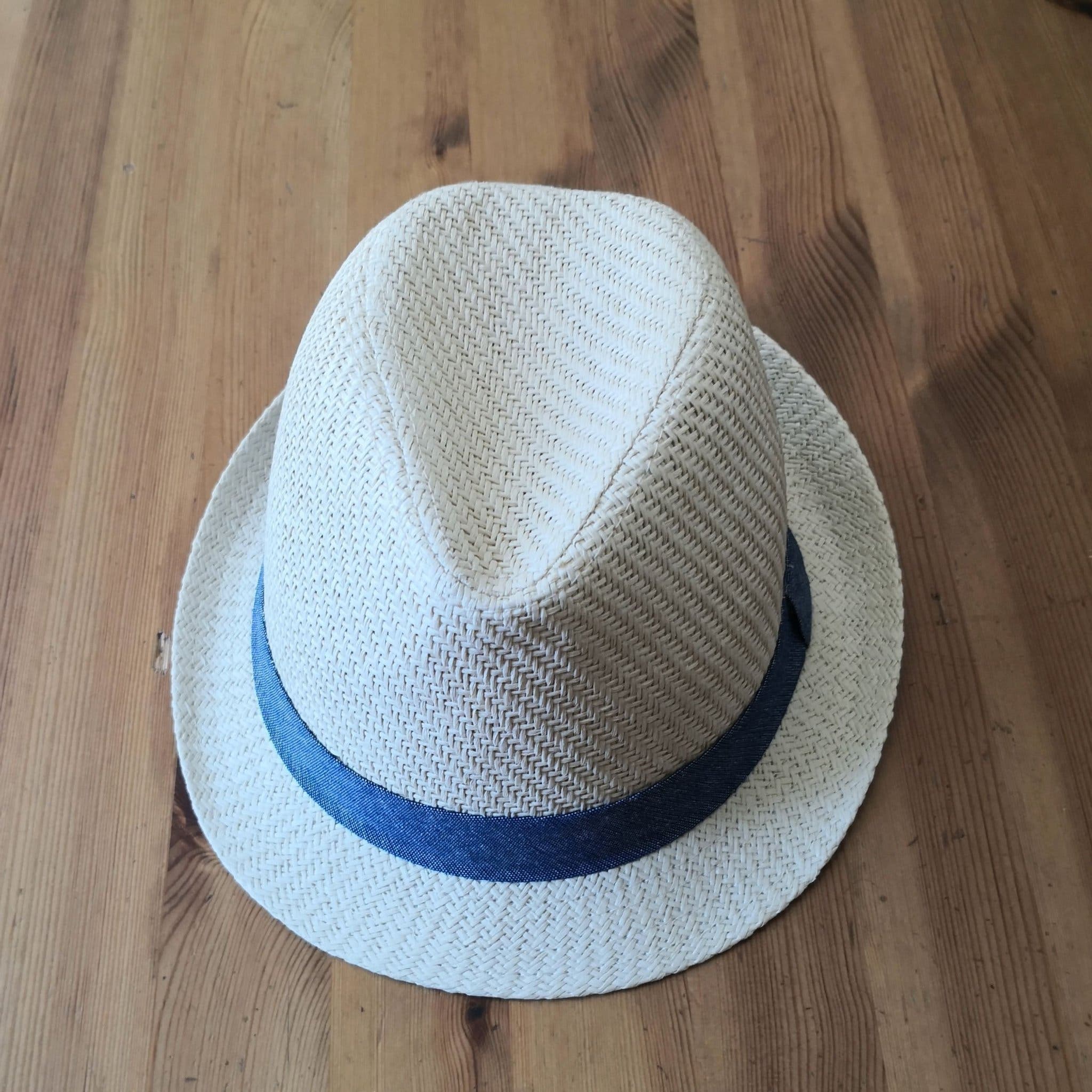Solhatt ljusbeige/blå, strl 110/116 | Köp på Tradera (699956459)