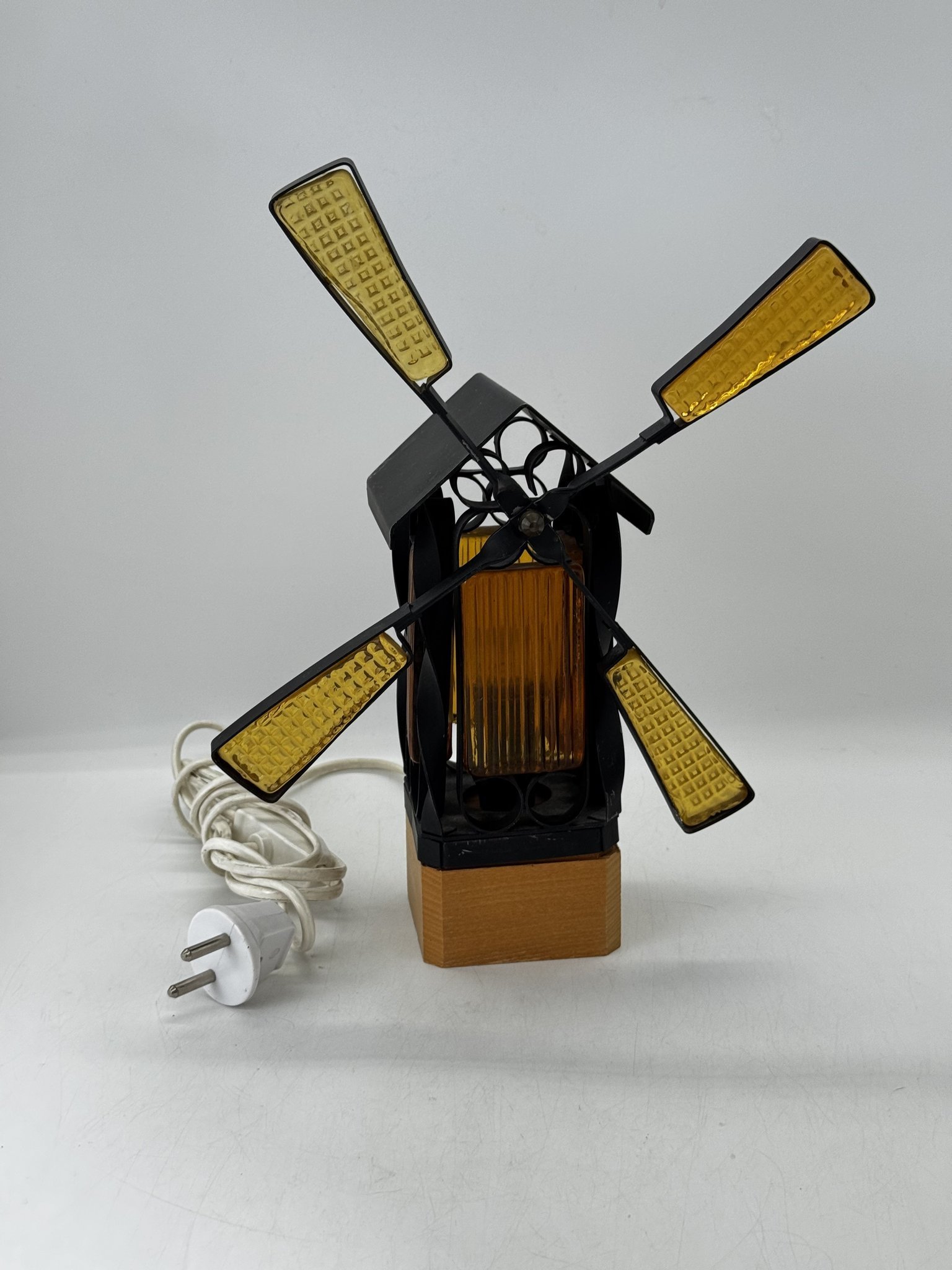 LAMPA / BORDSLAMPA I SMIDE &amp; GLAS I FORM AV VÄDERKVARN RETRO DESIGN 1960/70-TAL