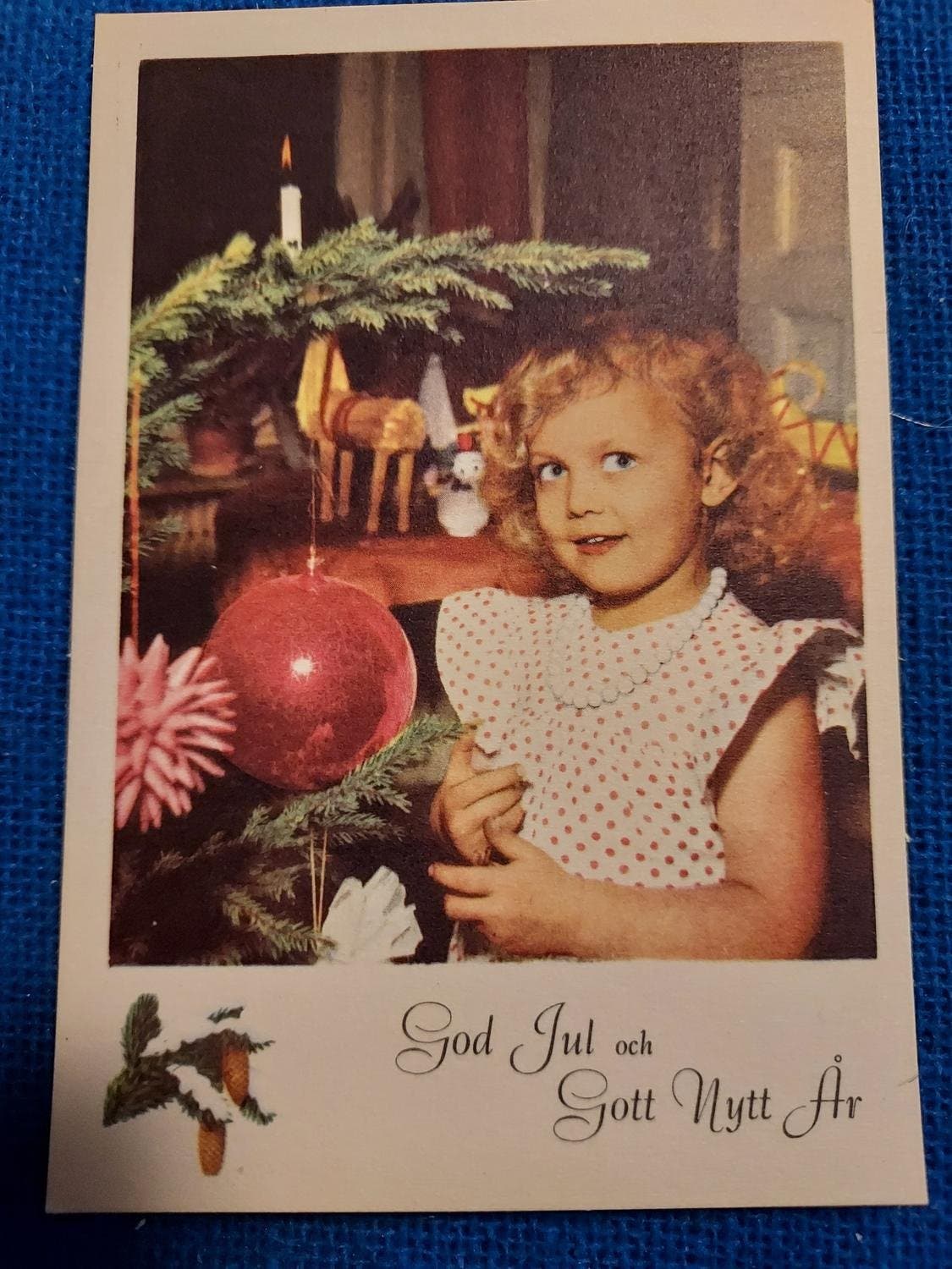 Se produkter som liknar JULKORT 40-tal Flicka med röd.. på Tradera ...