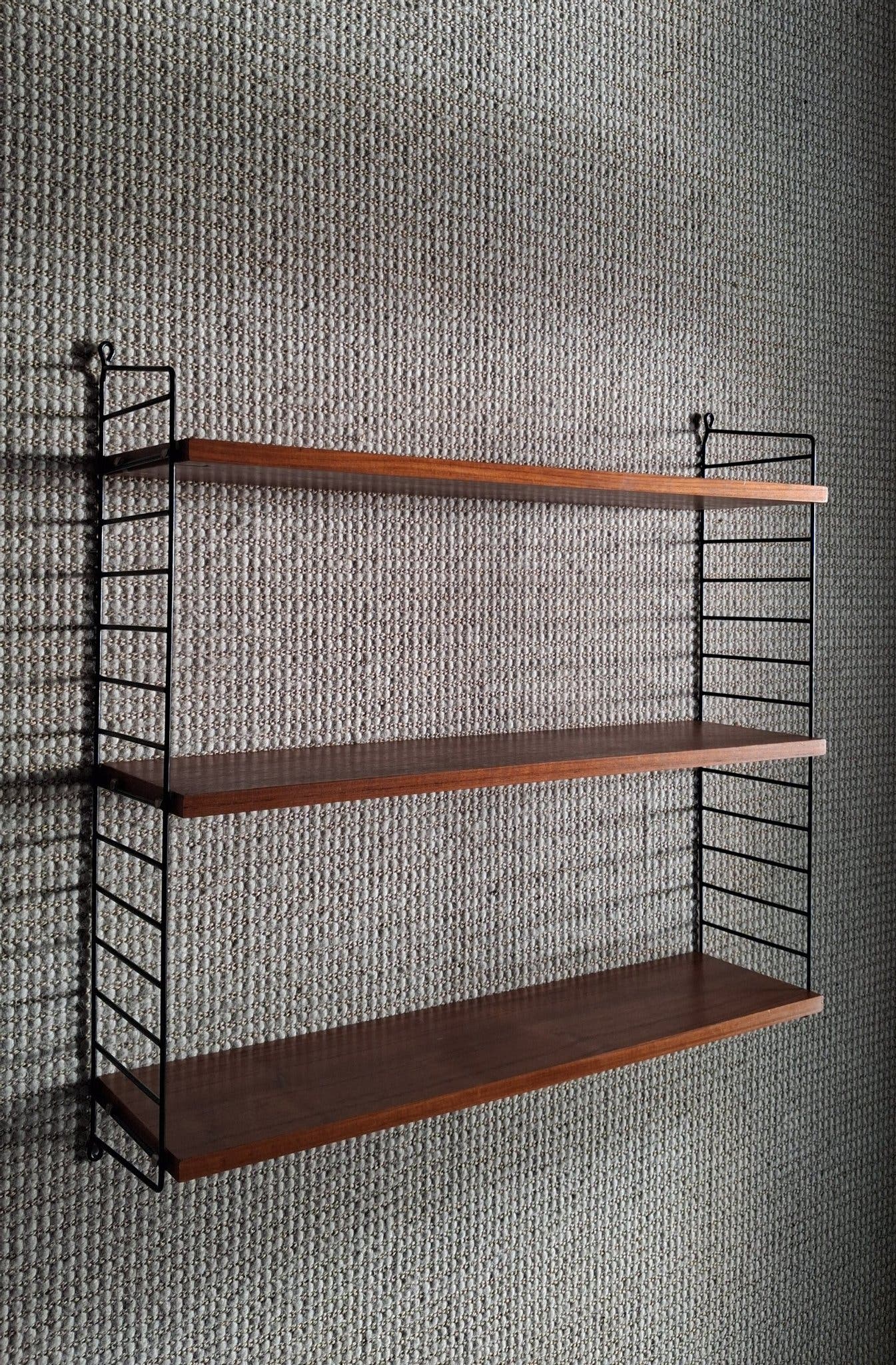 Estantería de pared retro de teca con tres baldas de los años 60