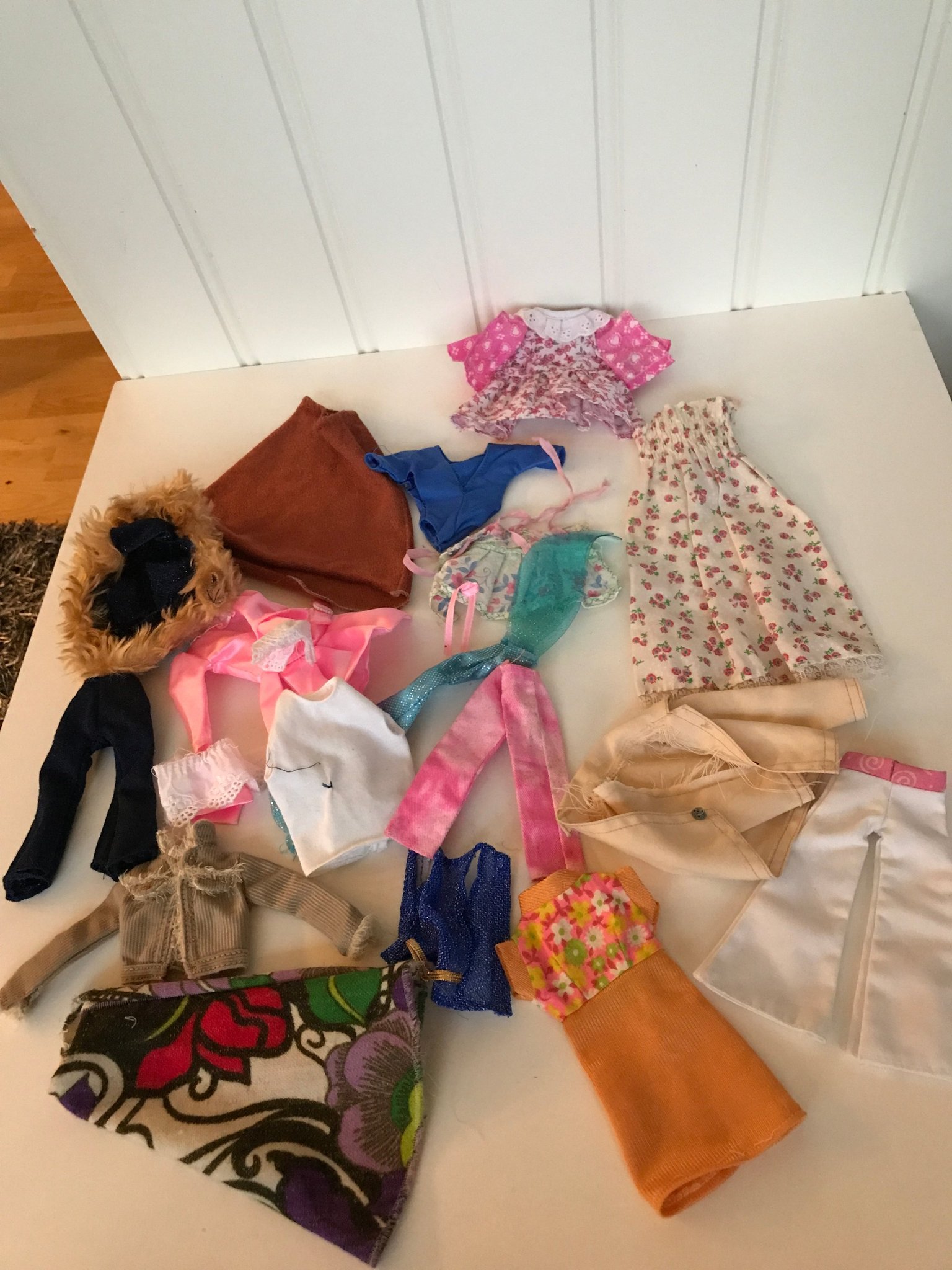 FÖR DEN HÄNDIGE / LAGA KLÄDER TILL BARBIE ELLER.. (387006444) ᐈ Köp på