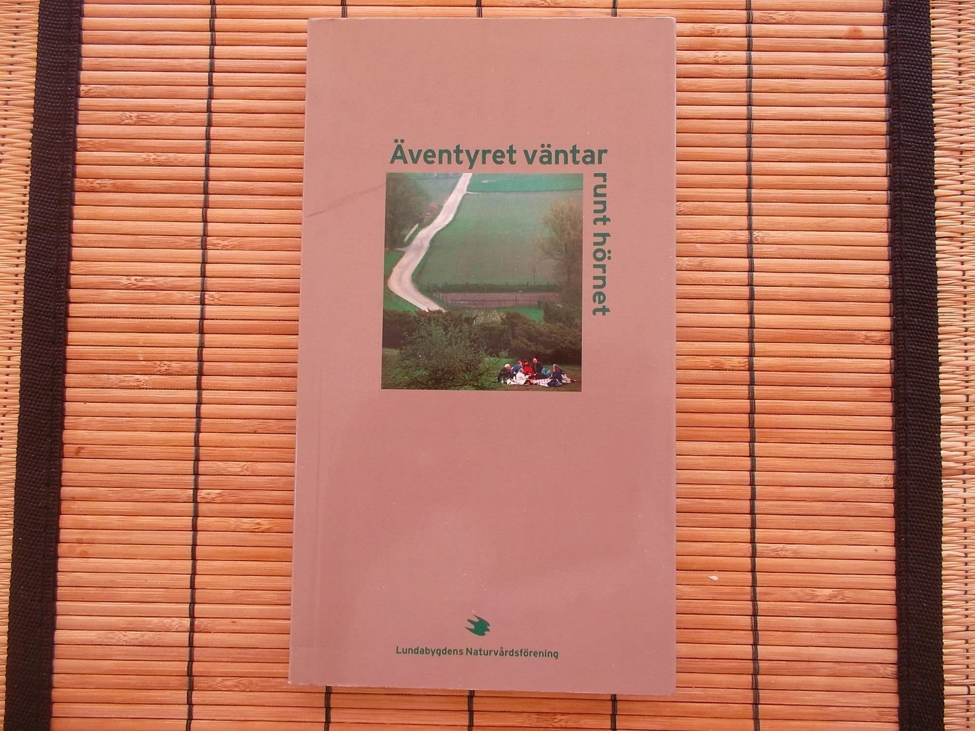 Se produkter som liknar Äventyret väntar runt hörnet... på Tradera ...