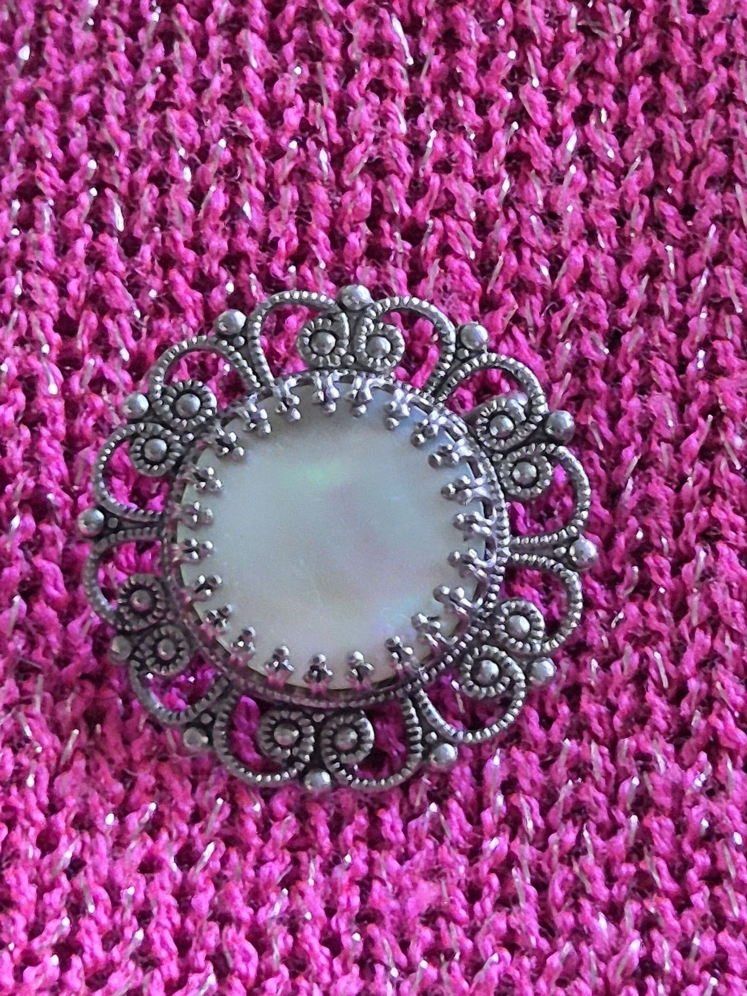 Vintage Perlenbrosche mit fehlendem Verschlussteil
