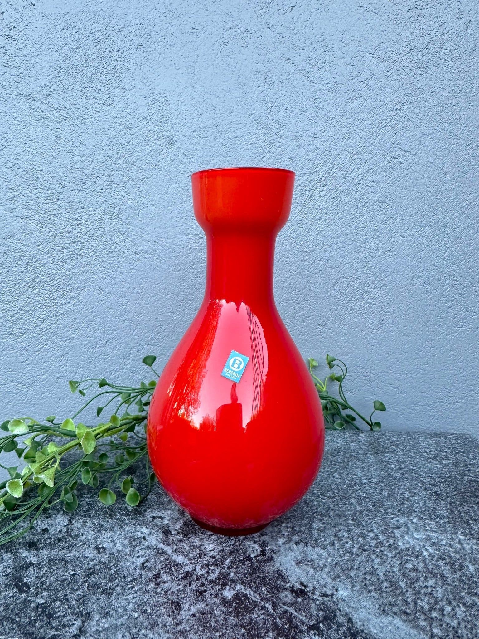 Se produkter som liknar Retro röd glas vas med vit in.. på Tradera ...