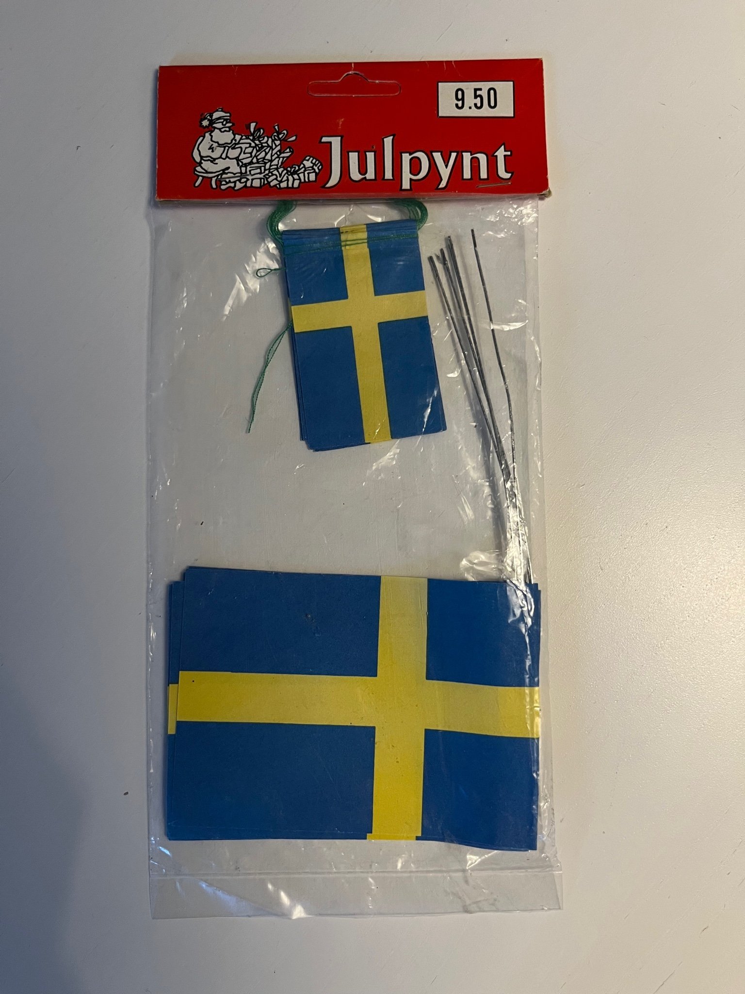 Se produkter som liknar Små flaggor till granen klass.. på Tradera