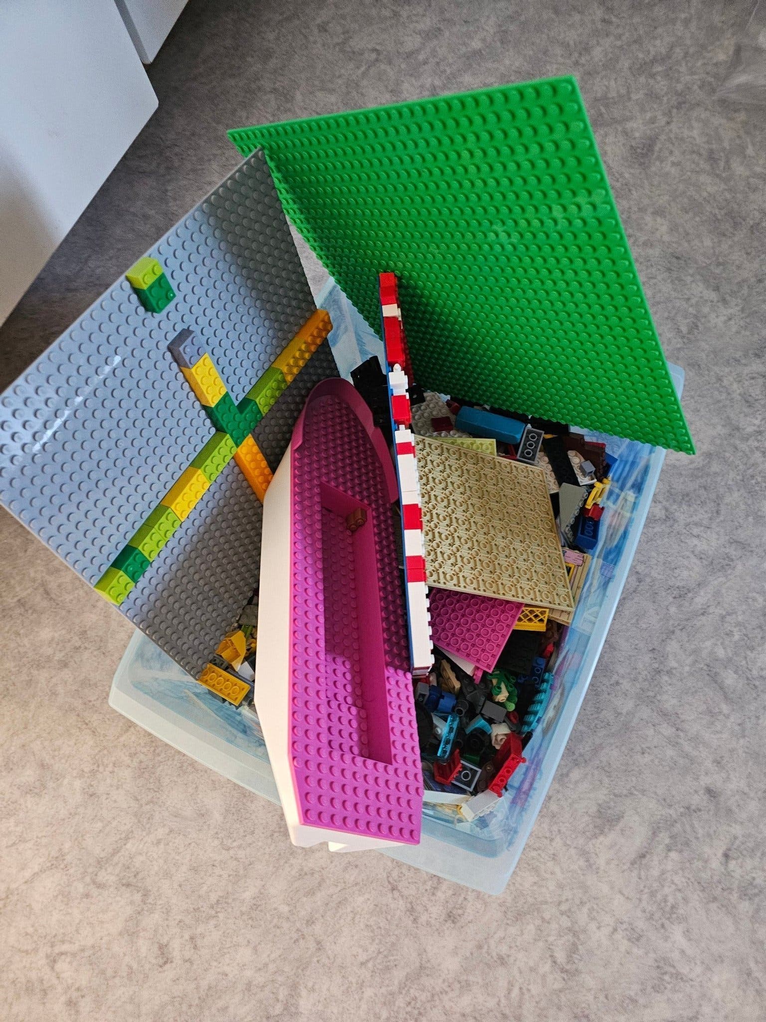 Se produkter som liknar Lego-låda med diverse delar på Tradera (642321032)