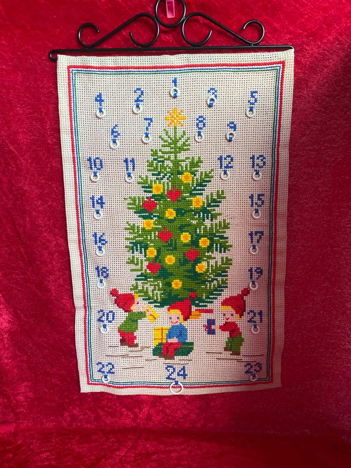 Se produkter som liknar JULKALENDER FINT BRODERAD PAK.. på Tradera