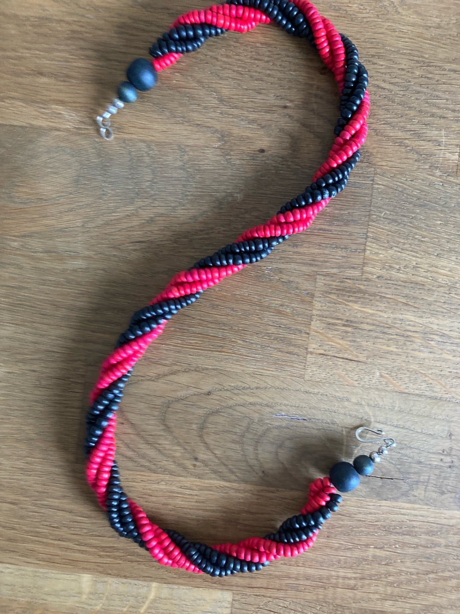 Halsband svart/röd med en twist från 1980-talet.. | Köp på Tradera ...
