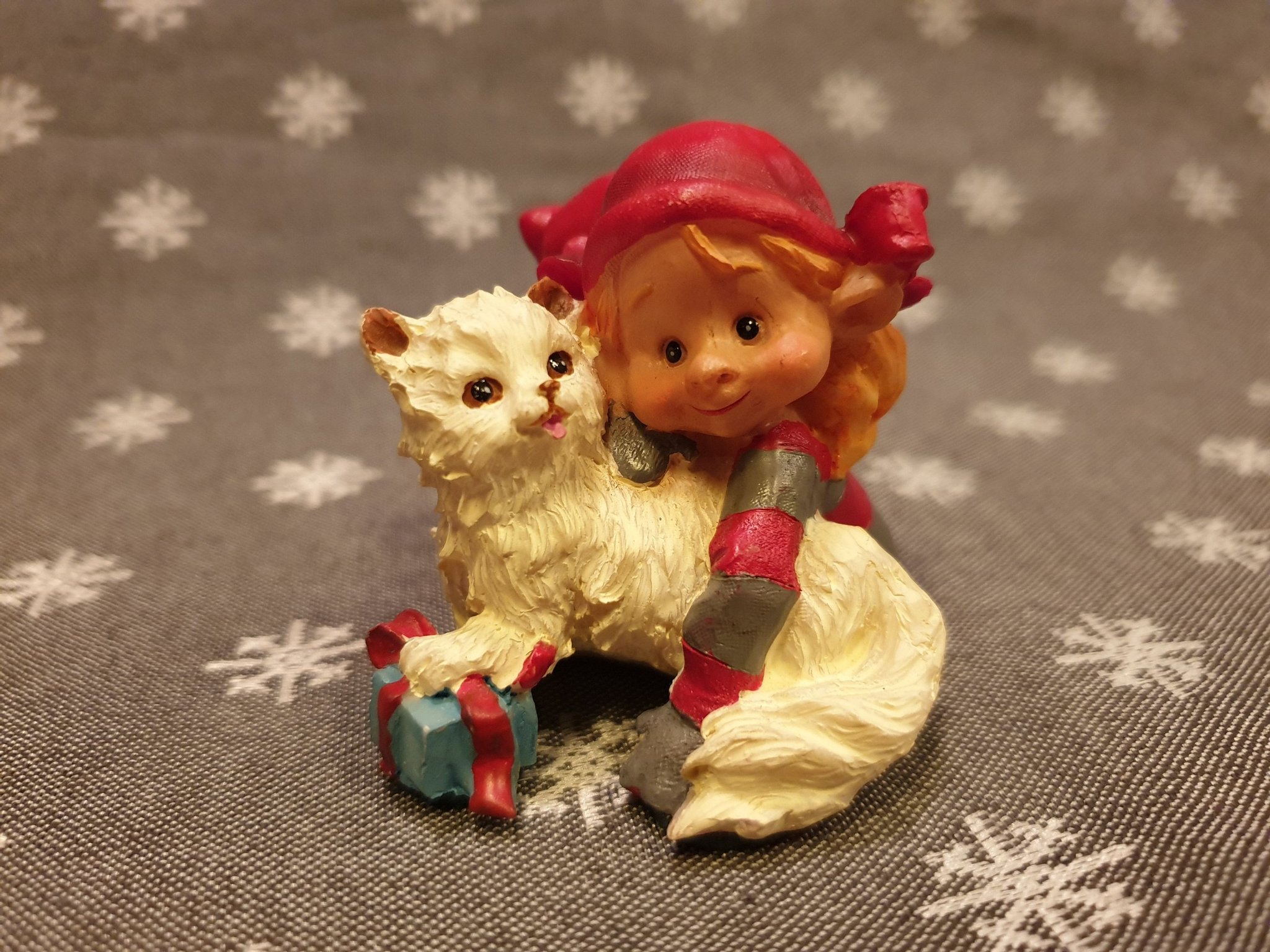 Pobra tomteflicka med katt och julklapp Köp på Tradera (572545478)