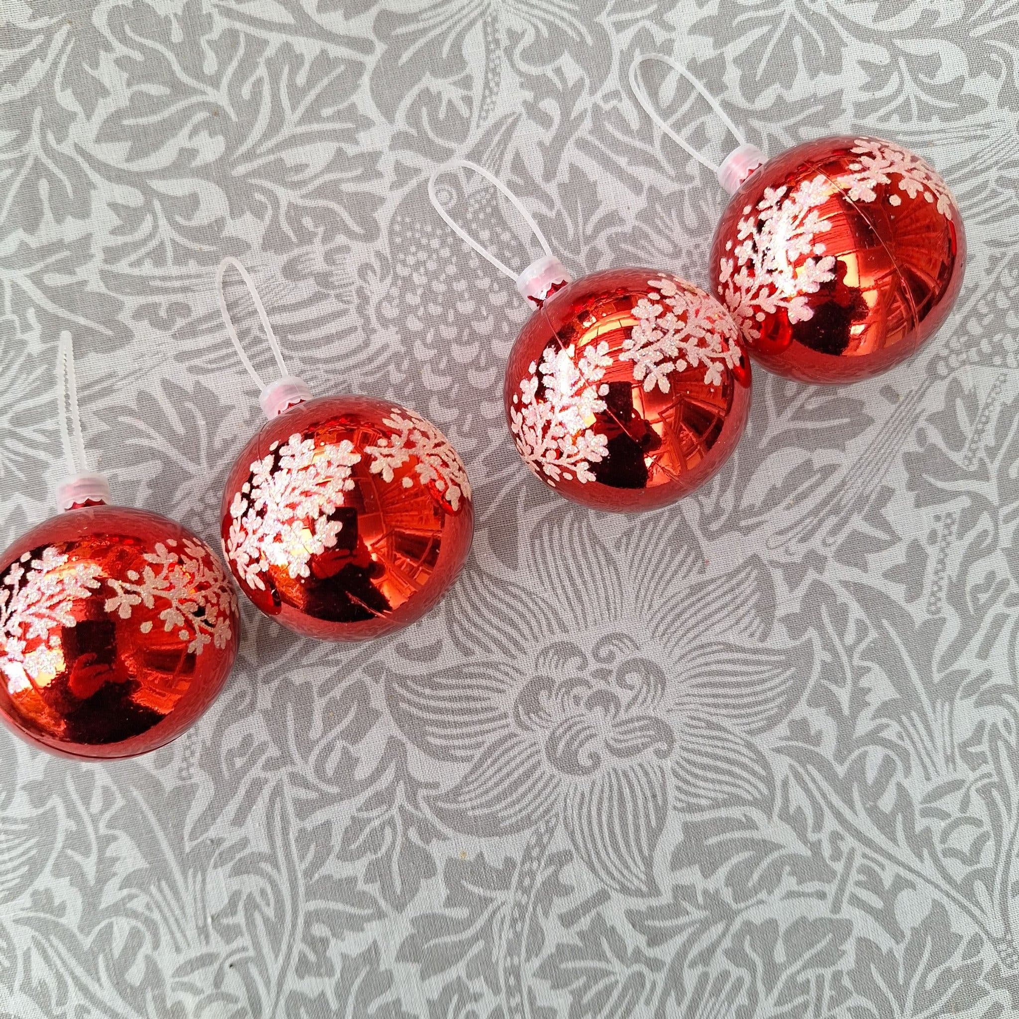 Julgranskulor Röda med vita snöflingor/ blommor.. | Köp på Tradera ...