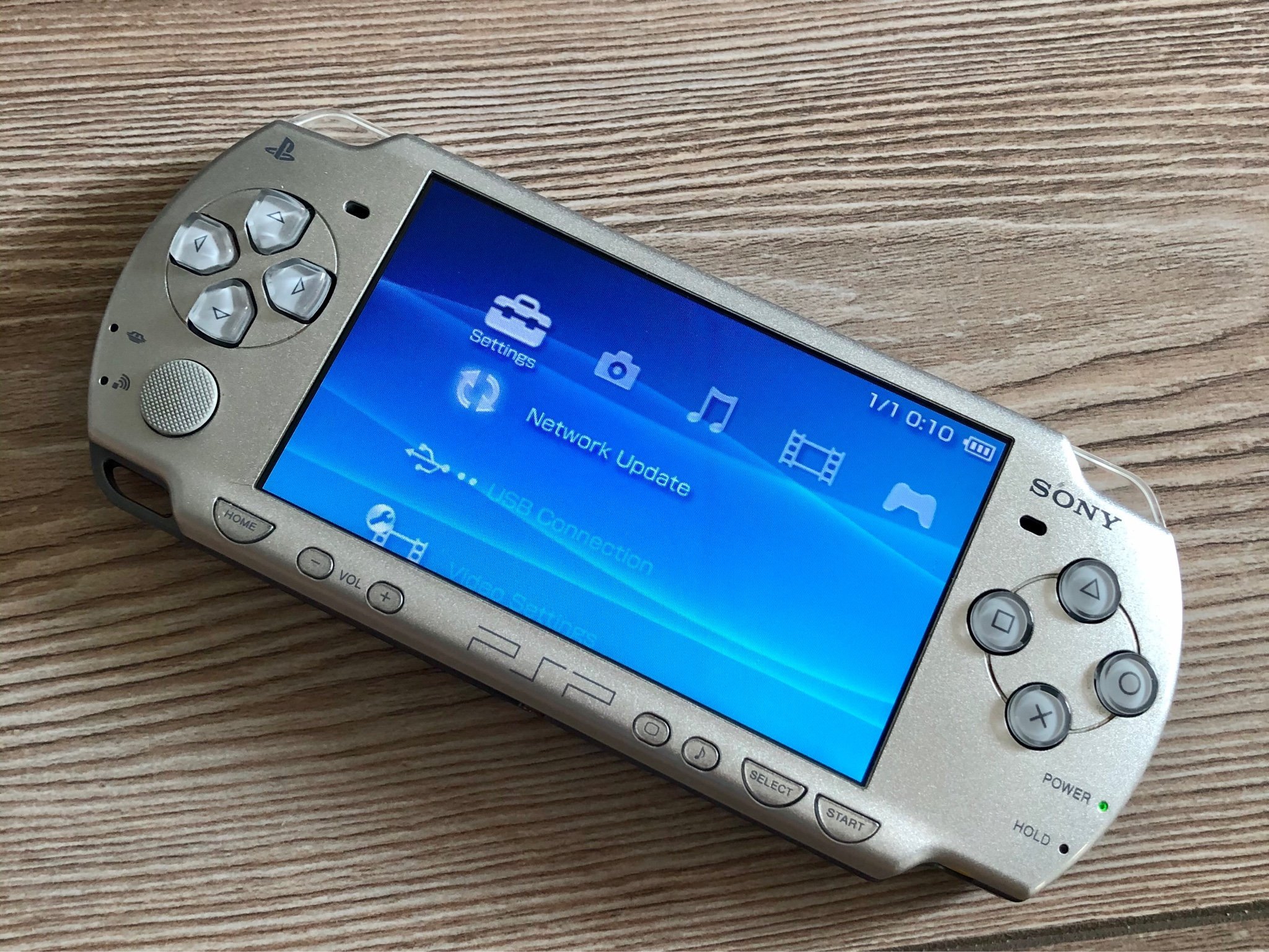 PSP 2000 Slim & Lite (silver) + laddare (413621724) ᐈ Köp på Tradera