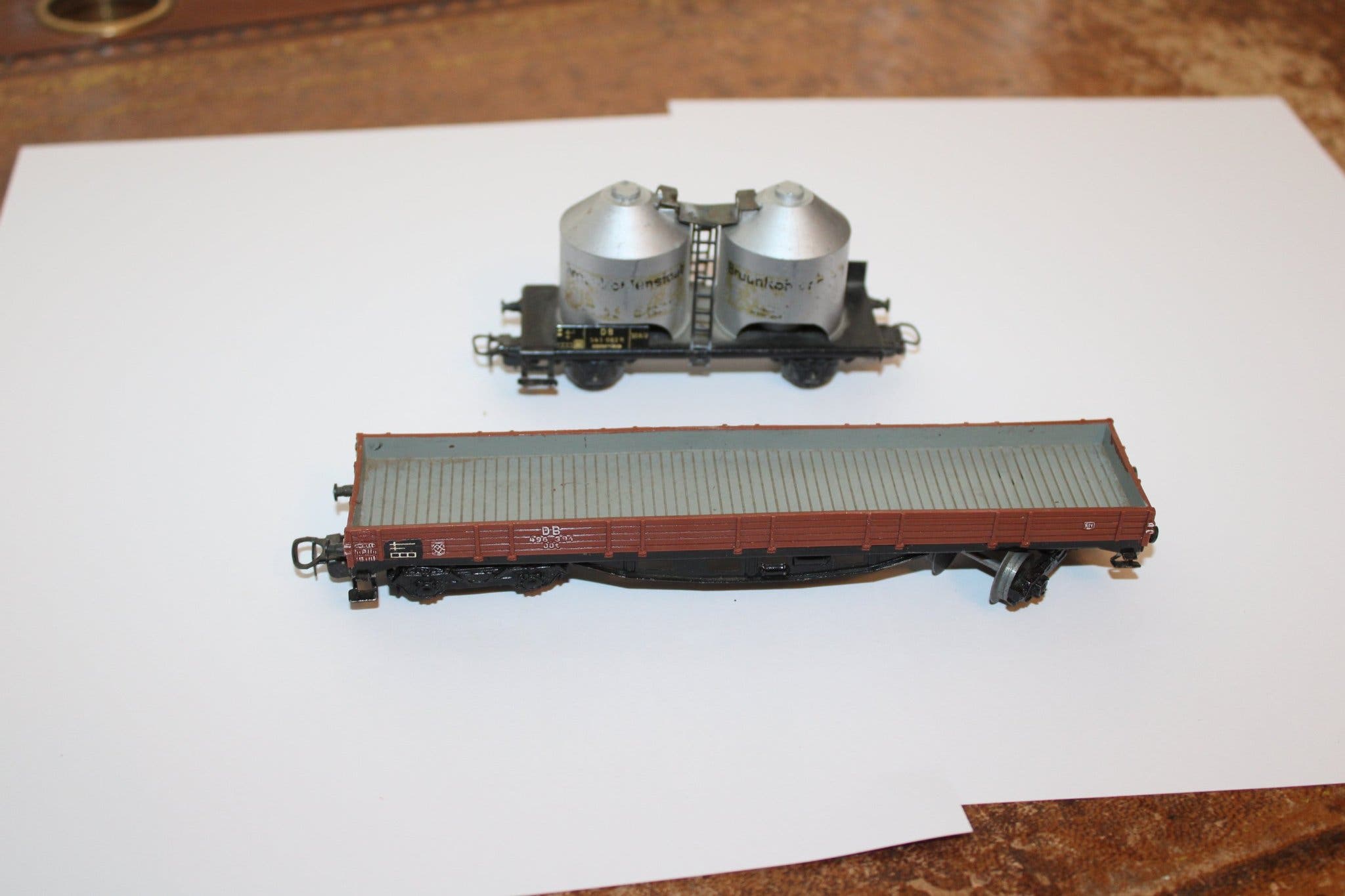 Märklin model train set with 2 wagons in HO scale