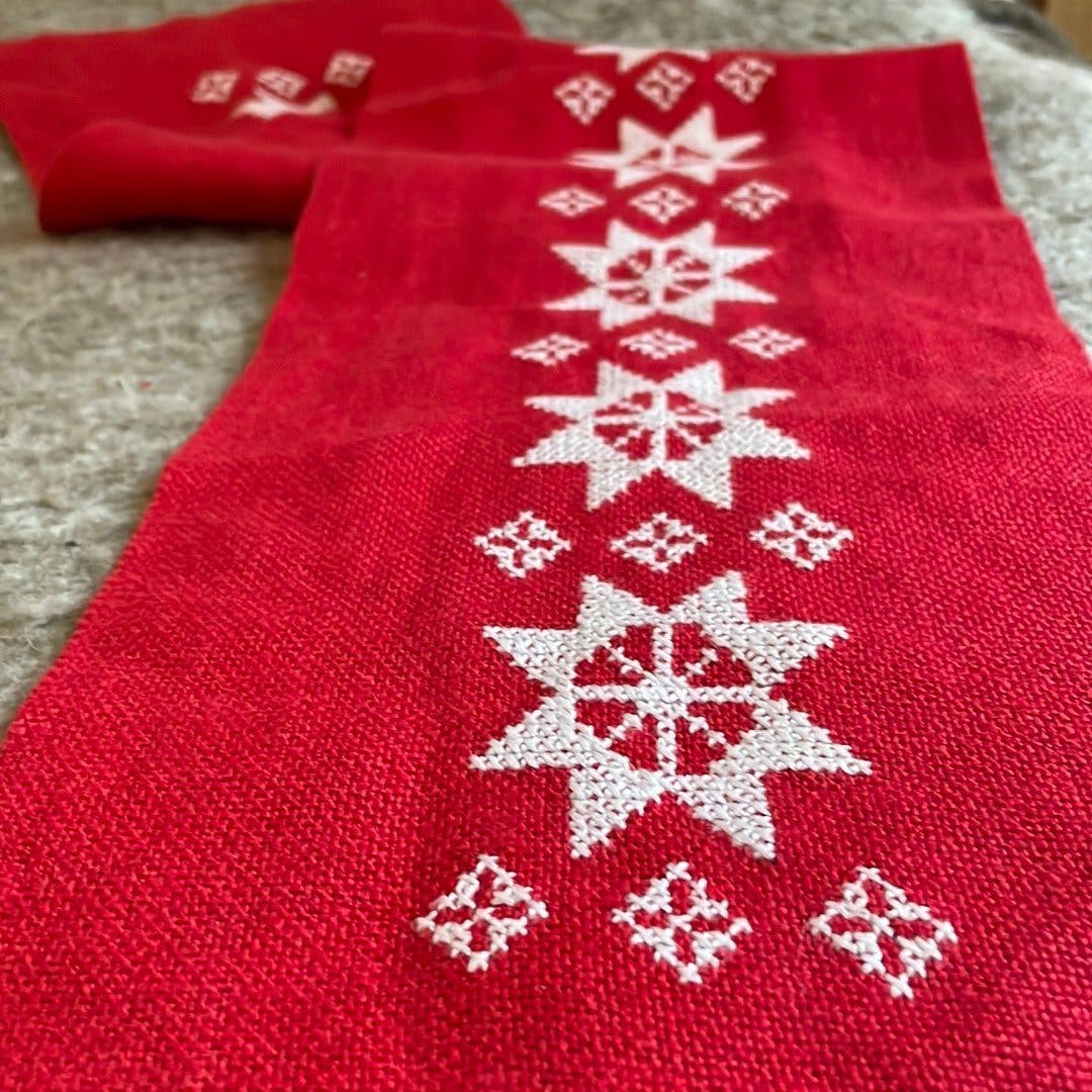 Röd Julbordslöpare äldre med vitt broderi linne | Köp på Tradera ...