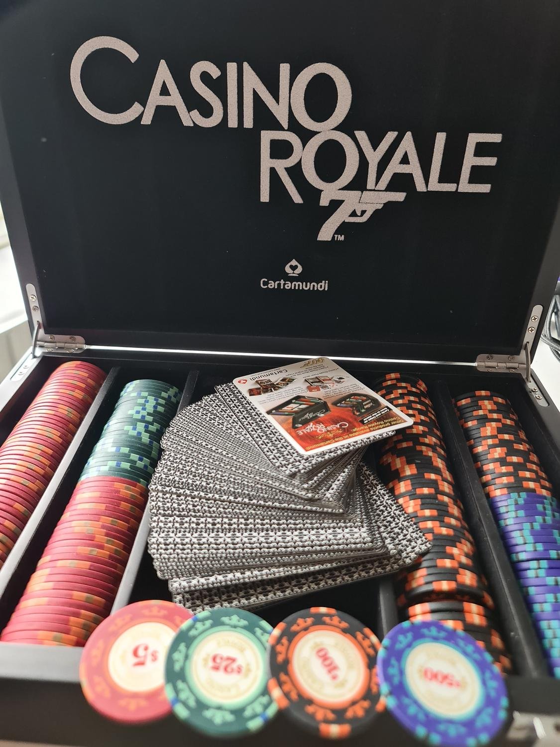 Se produkter som liknar Casino Royale poker set James.. på Tradera (559089958)
