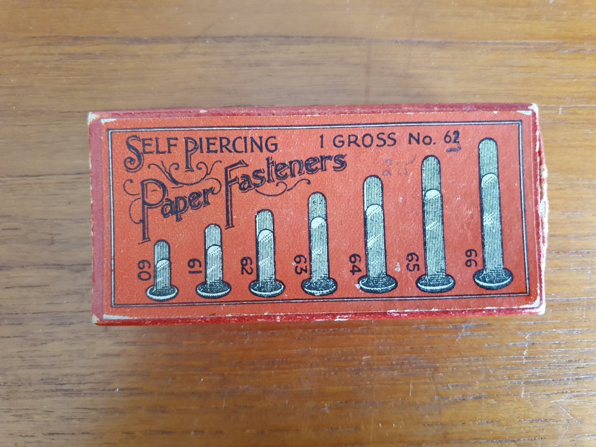 SELF PIERCING PAPER FASTENERS 1 GROSS NO 62 En gammal låda "jungfruben
