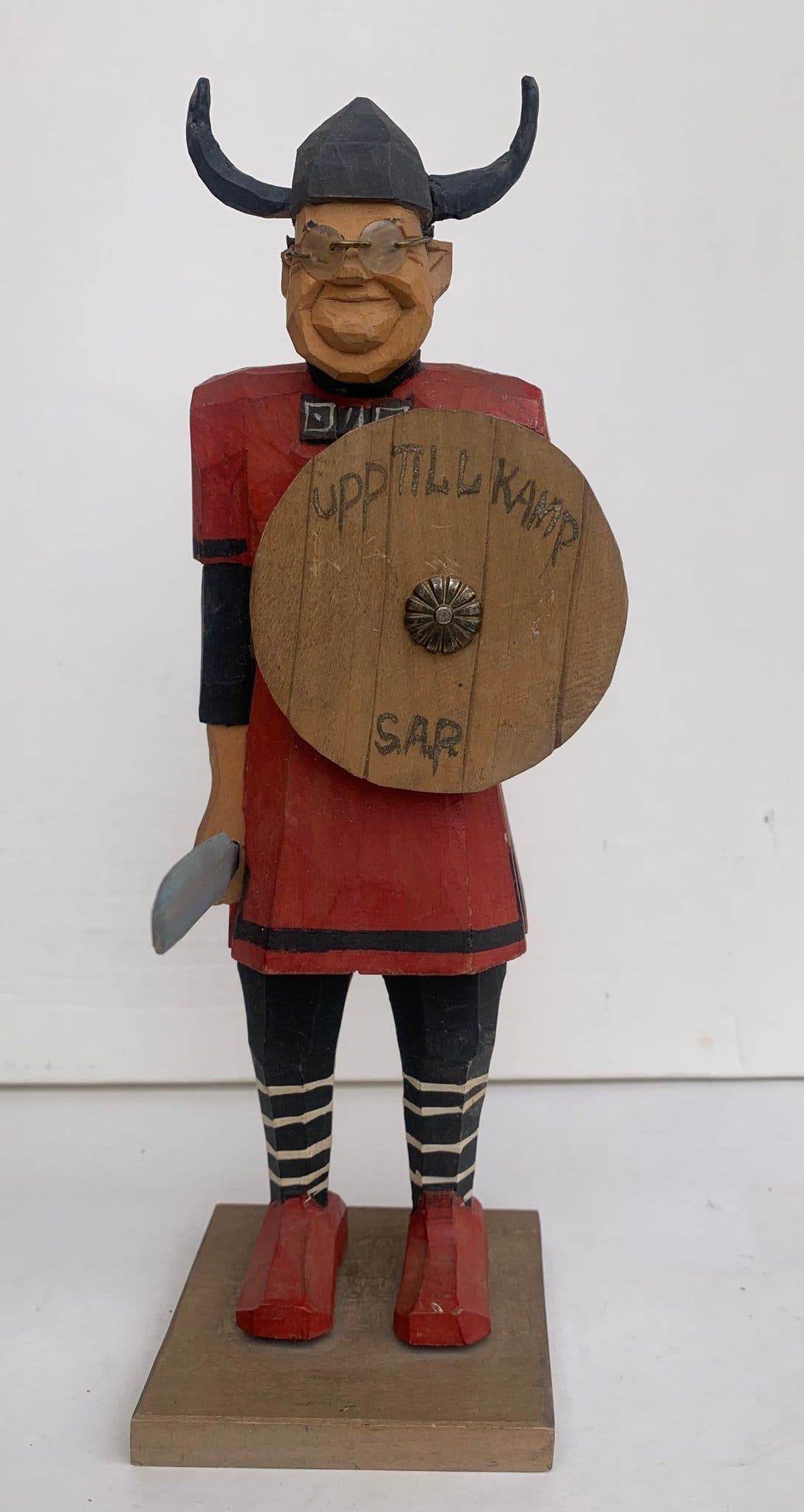 Träfigur, En viking med sköld o svärd 26 cm - U.. | Köp på Tradera ...