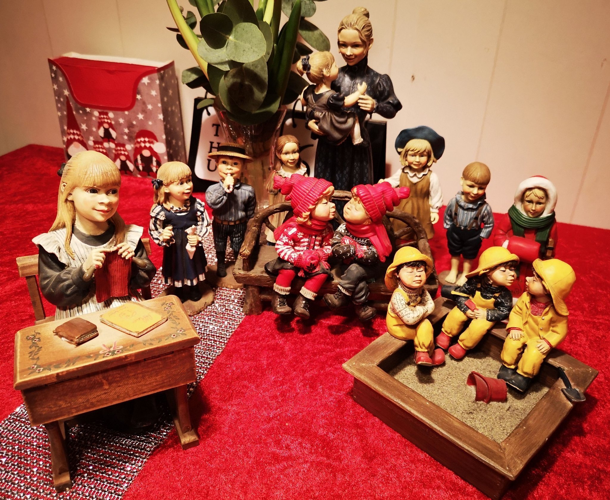 candy design norway, Carl Larsson, stor samling, Figuriner, barn, Jul, lek,  lot | Barnebys