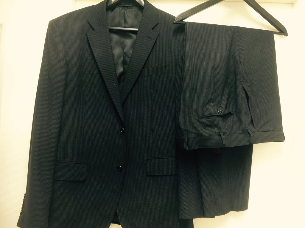 Pierre Pierre Pierre Cardin kostym svart med grå rand, strl 54, lite tunnare tyg 42ecd0 Pierre Pierre Pierre Cardin kostym svart med grå rand, strl 54, lite tunnare tyg 42ecd0