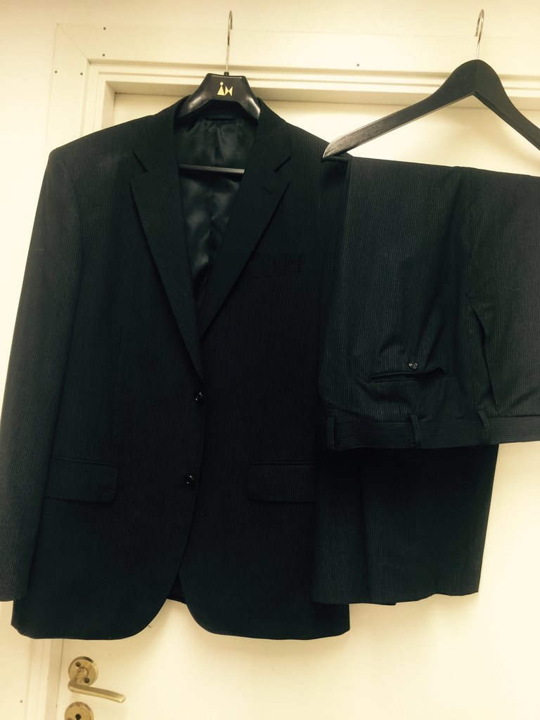 Pierre Pierre Pierre Cardin kostym svart med grå rand, strl 54, lite tunnare tyg 42ecd0 Pierre Pierre Pierre Cardin kostym svart med grå rand, strl 54, lite tunnare tyg 42ecd0