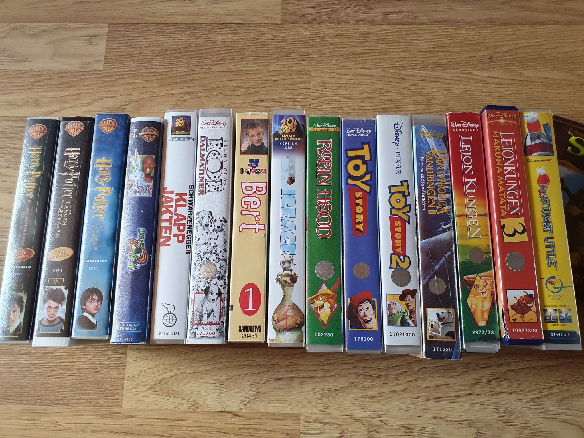 Se produkter som liknar Barnfilmer VHS samt DVD bl.a... på Tradera (605094046)