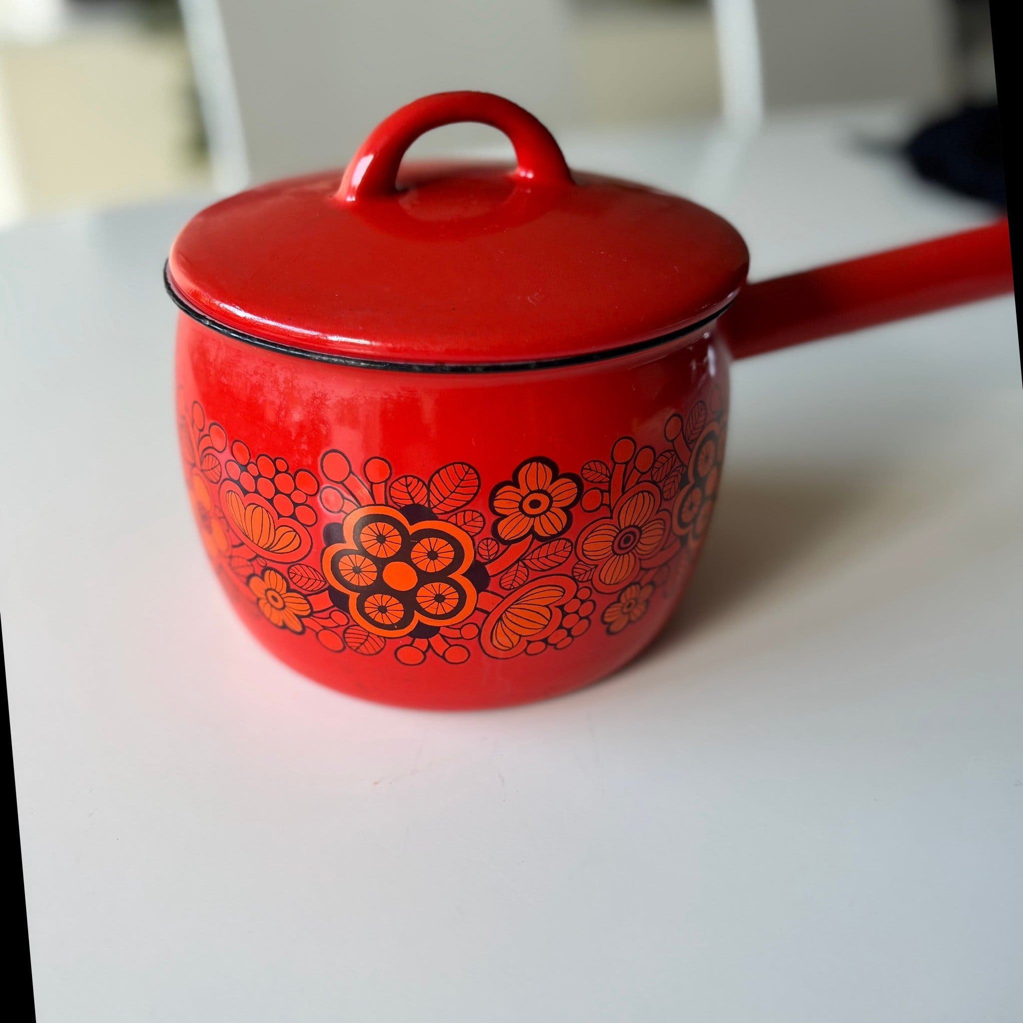 Se produkter som liknar Retro Röd Kastrull med Lock på Tradera (691268471)