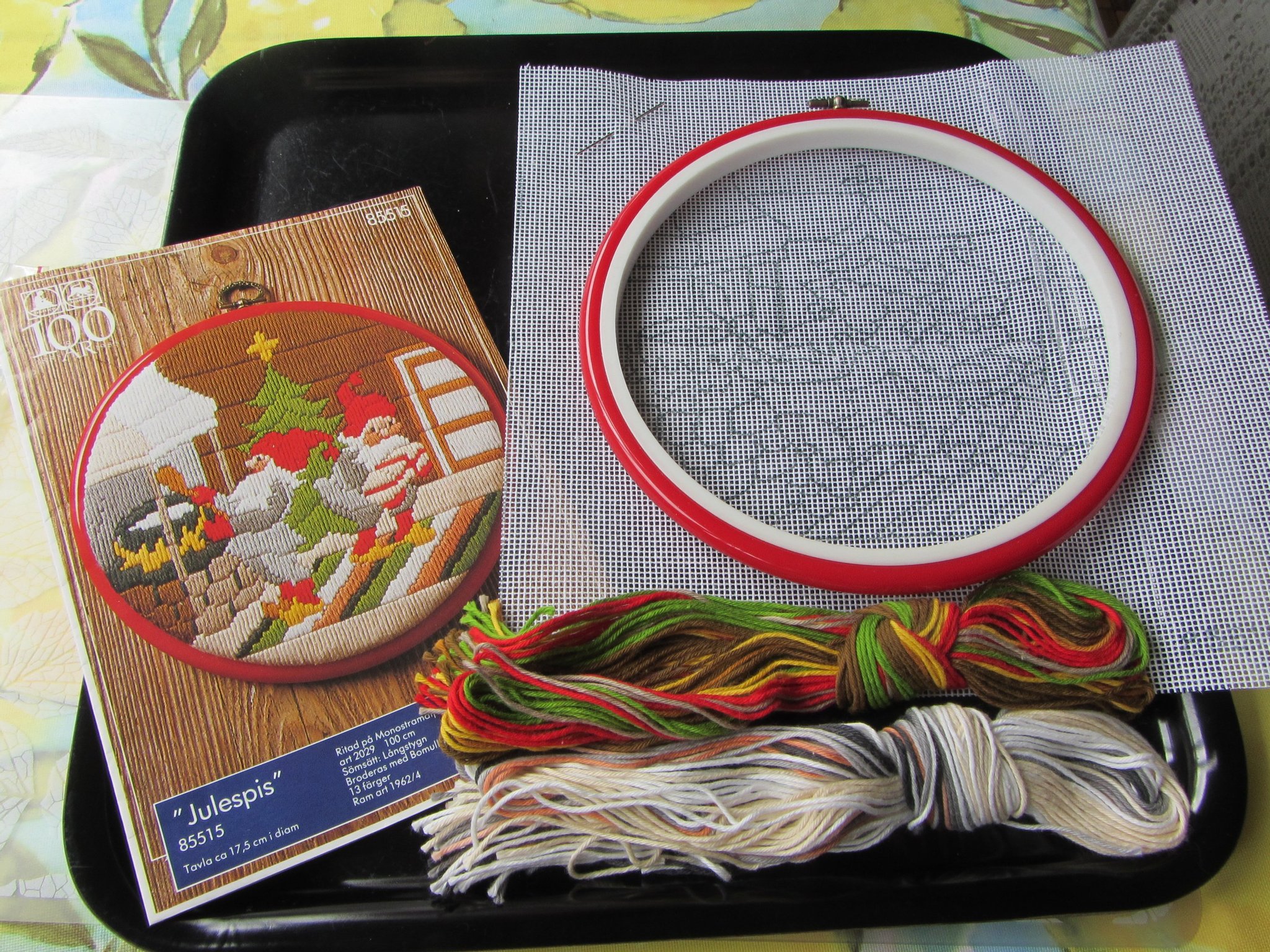 * BRODERI * JUL TAVLA * Mönster ritat på väven, garn, nål och röd ram.