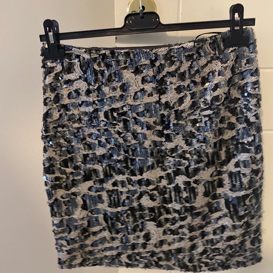 Svart, silverfärgad kjol