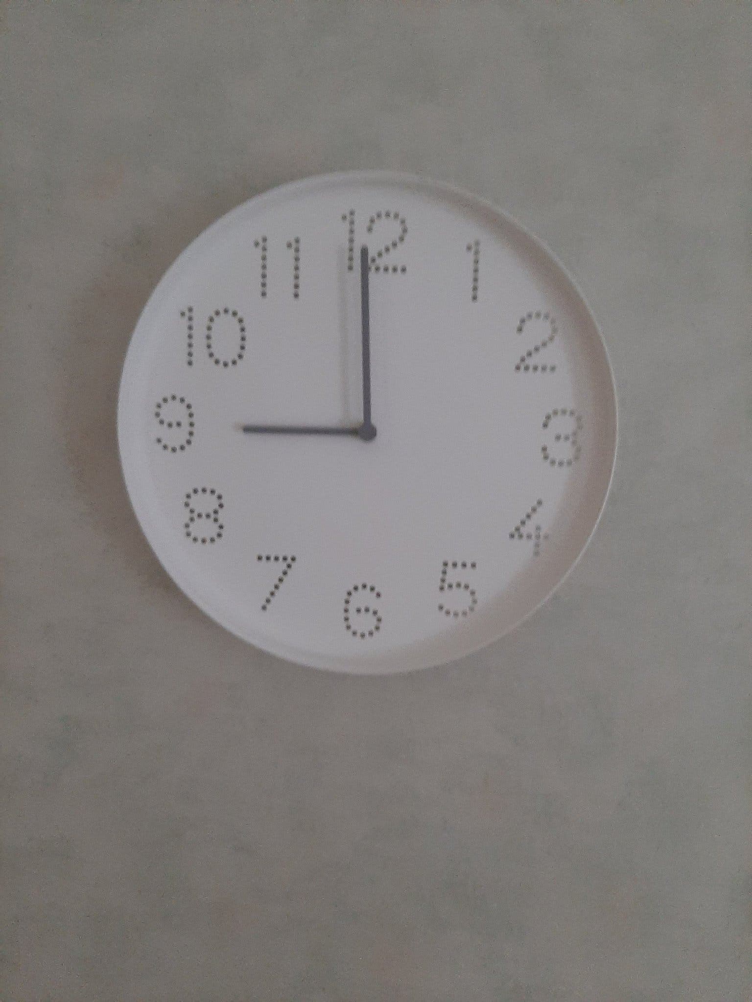 Seinäkello ajattomalla muotoilulla